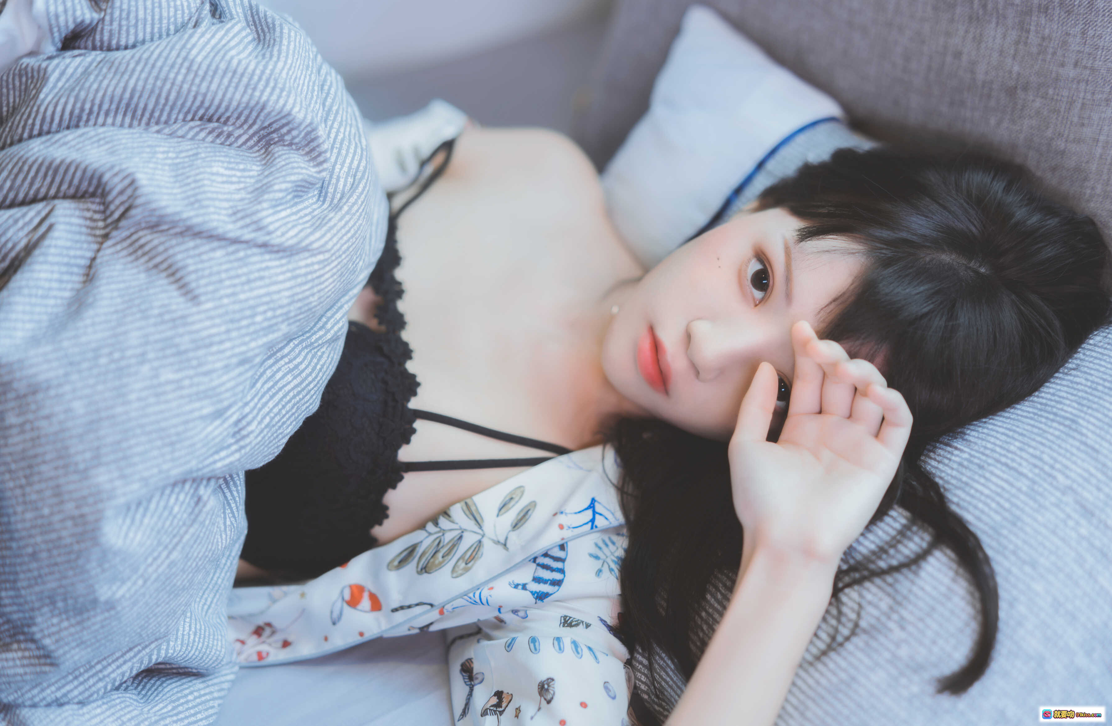 图片[7] - 桜桃喵069倦写真集32P487MB 白色印花睡衣慵懒卧床美腿特写 清新少女风私房摄影 - 就要吻