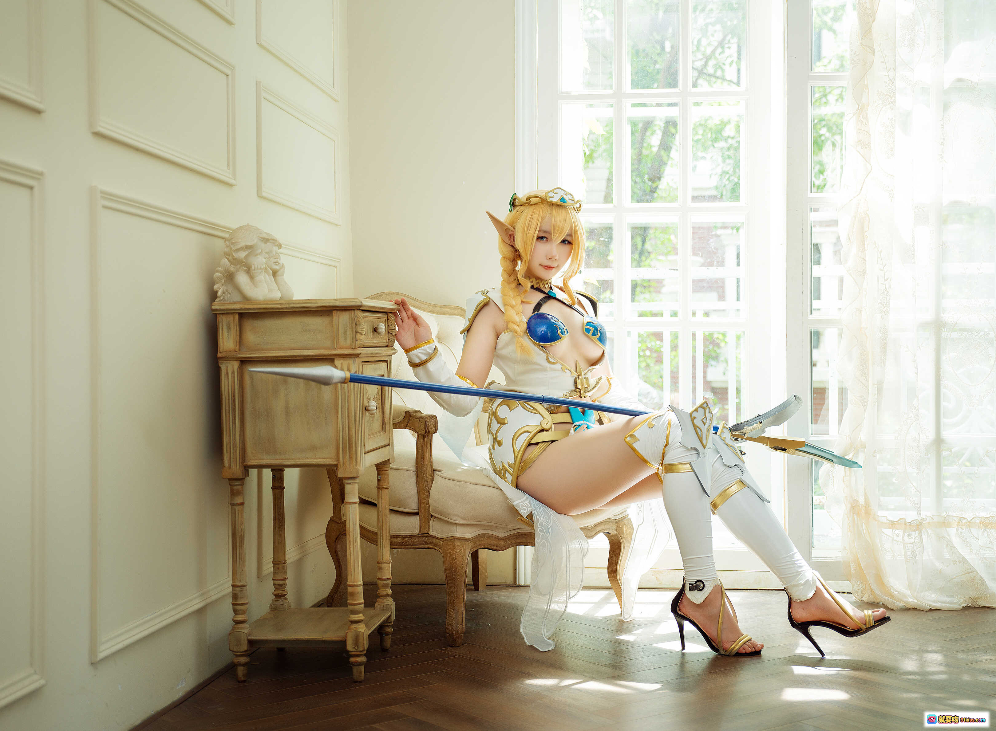 图片[8] - 麻花酱NO.020精灵村Cosplay写真｜金发精灵耳少女｜白色华丽服饰｜镜前性感姿态｜31P高清图集 - 就要吻