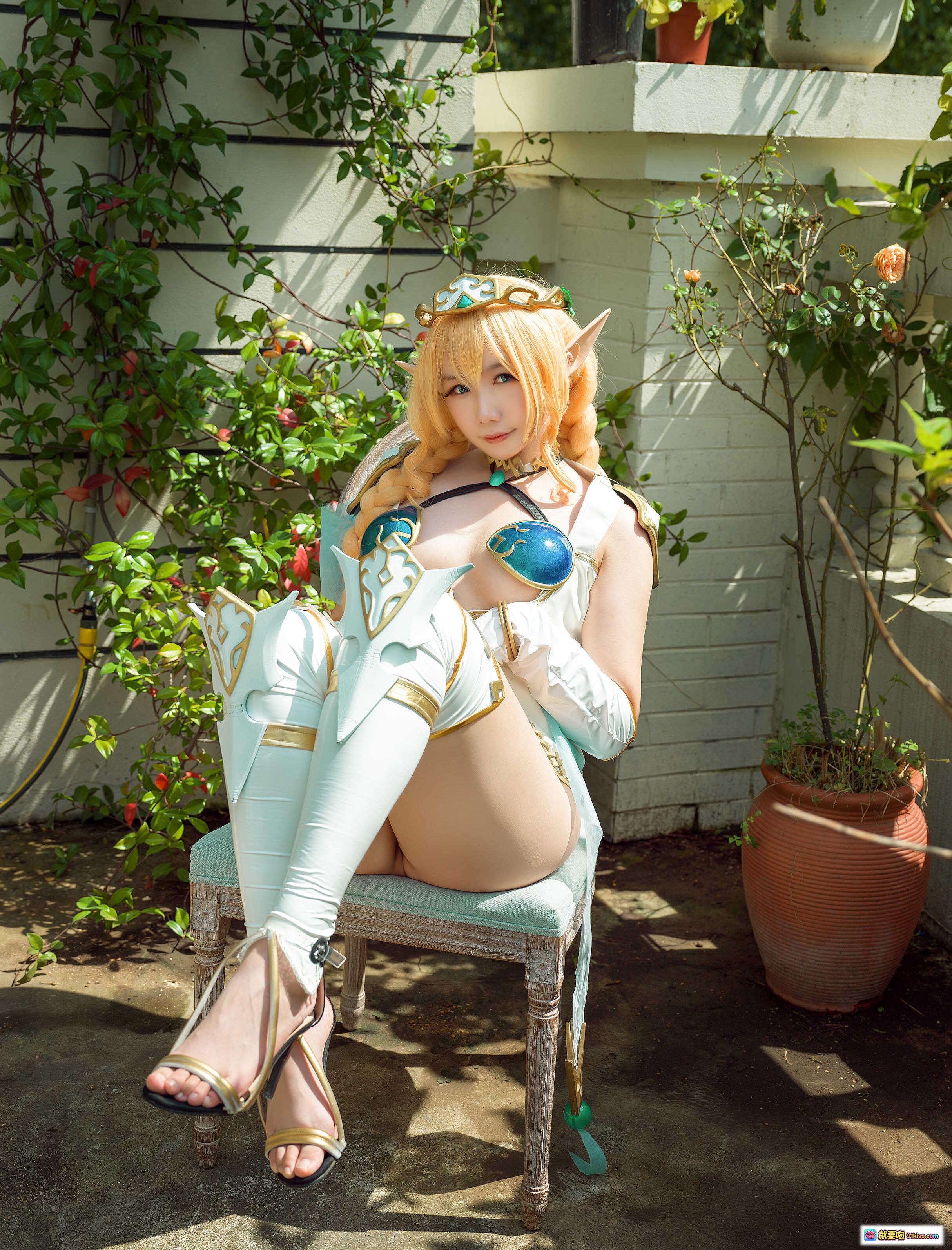 图片[2] - 麻花酱NO.020精灵村Cosplay写真｜金发精灵耳少女｜白色华丽服饰｜镜前性感姿态｜31P高清图集 - 就要吻