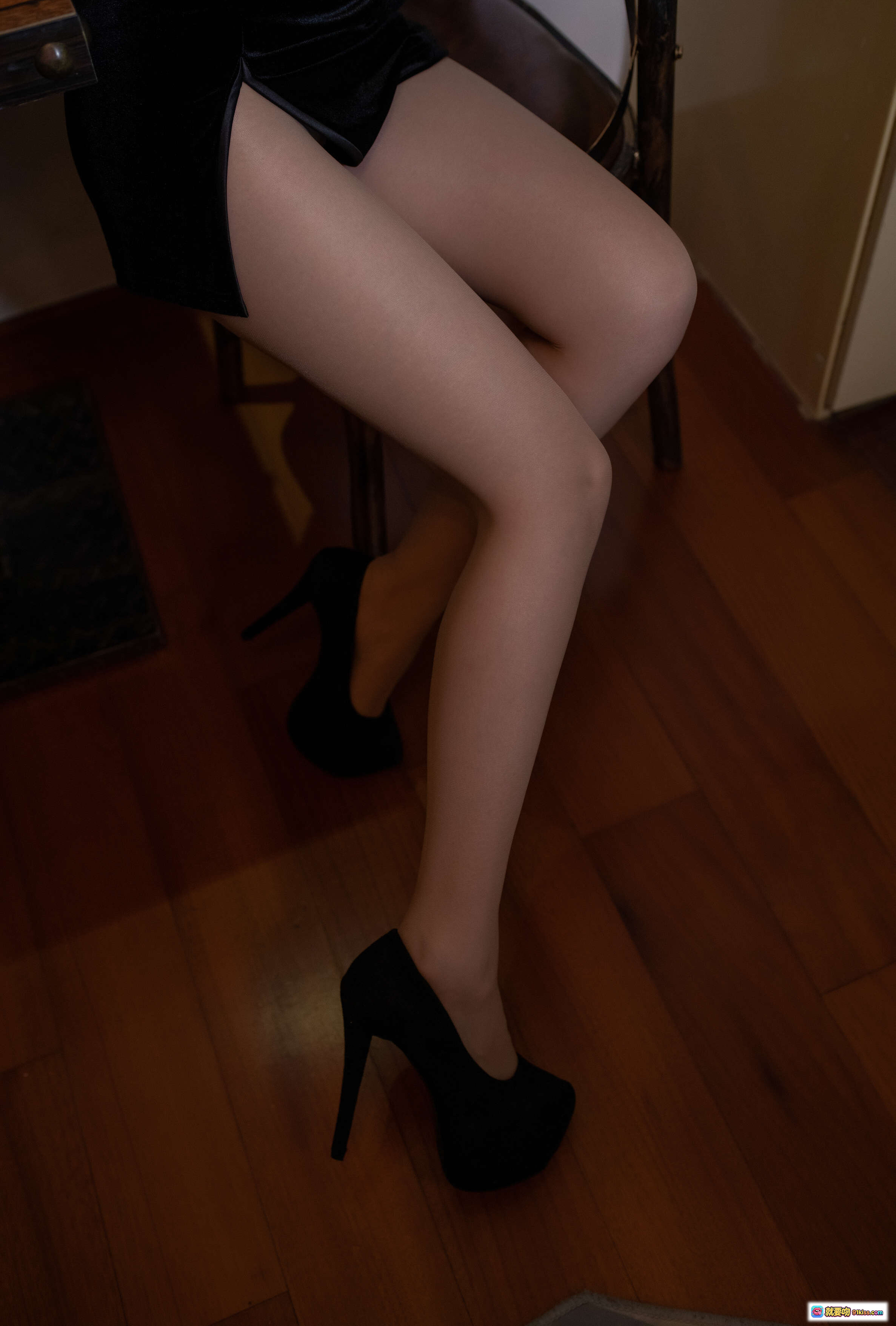 图片[6] - 疯猫ss NO.110 肉丝黑旗袍写真 40P高清美腿性感私房照 黑色丝绒旗袍搭配透明丝袜 优雅与诱惑并存 - 就要吻