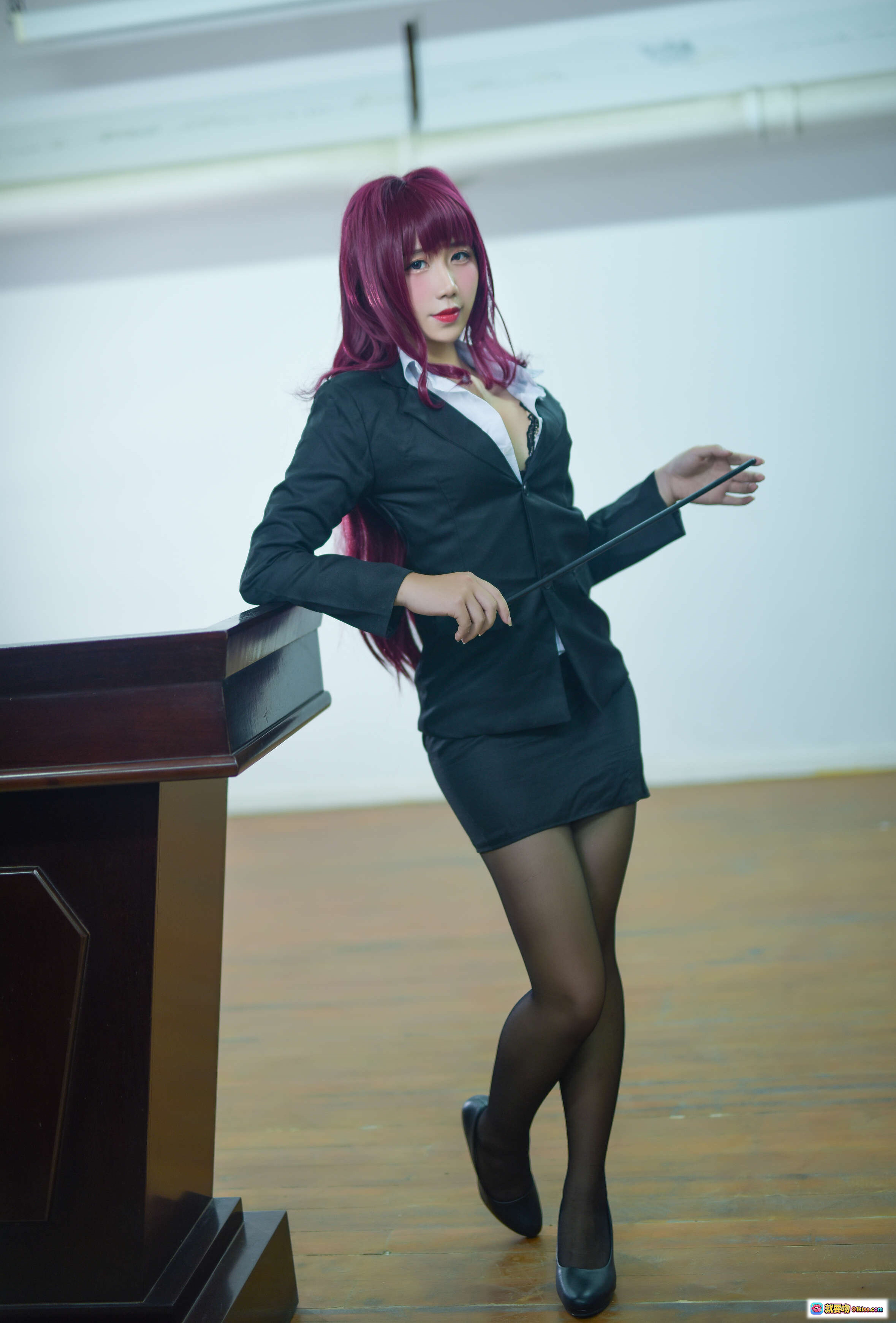 图片[2] - 九曲Jean NO.020 斯卡哈教师Cosplay 红发眼镜黑丝制服教室写真41P - 就要吻