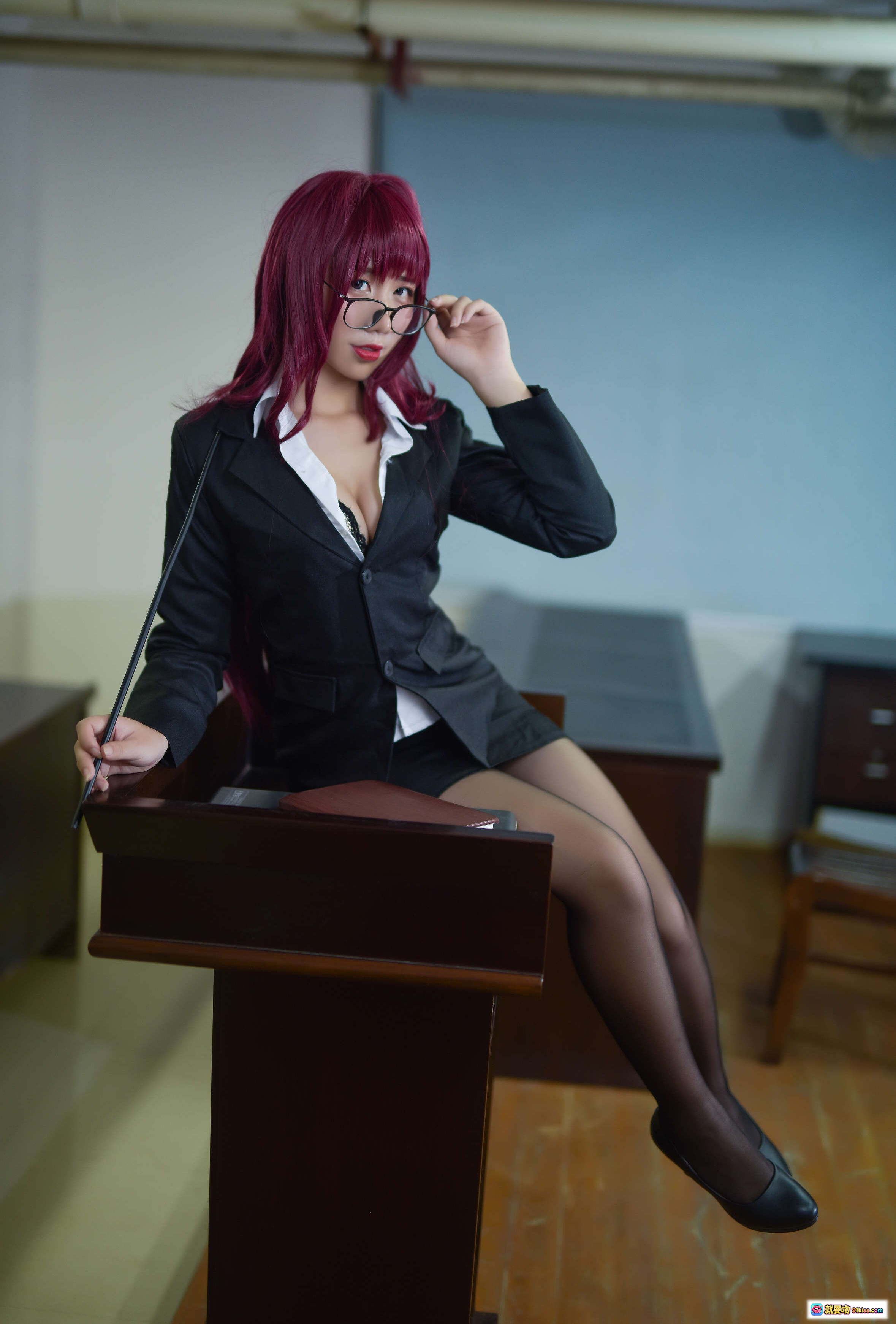图片[3] - 九曲Jean NO.020 斯卡哈教师Cosplay 红发眼镜黑丝制服教室写真41P - 就要吻