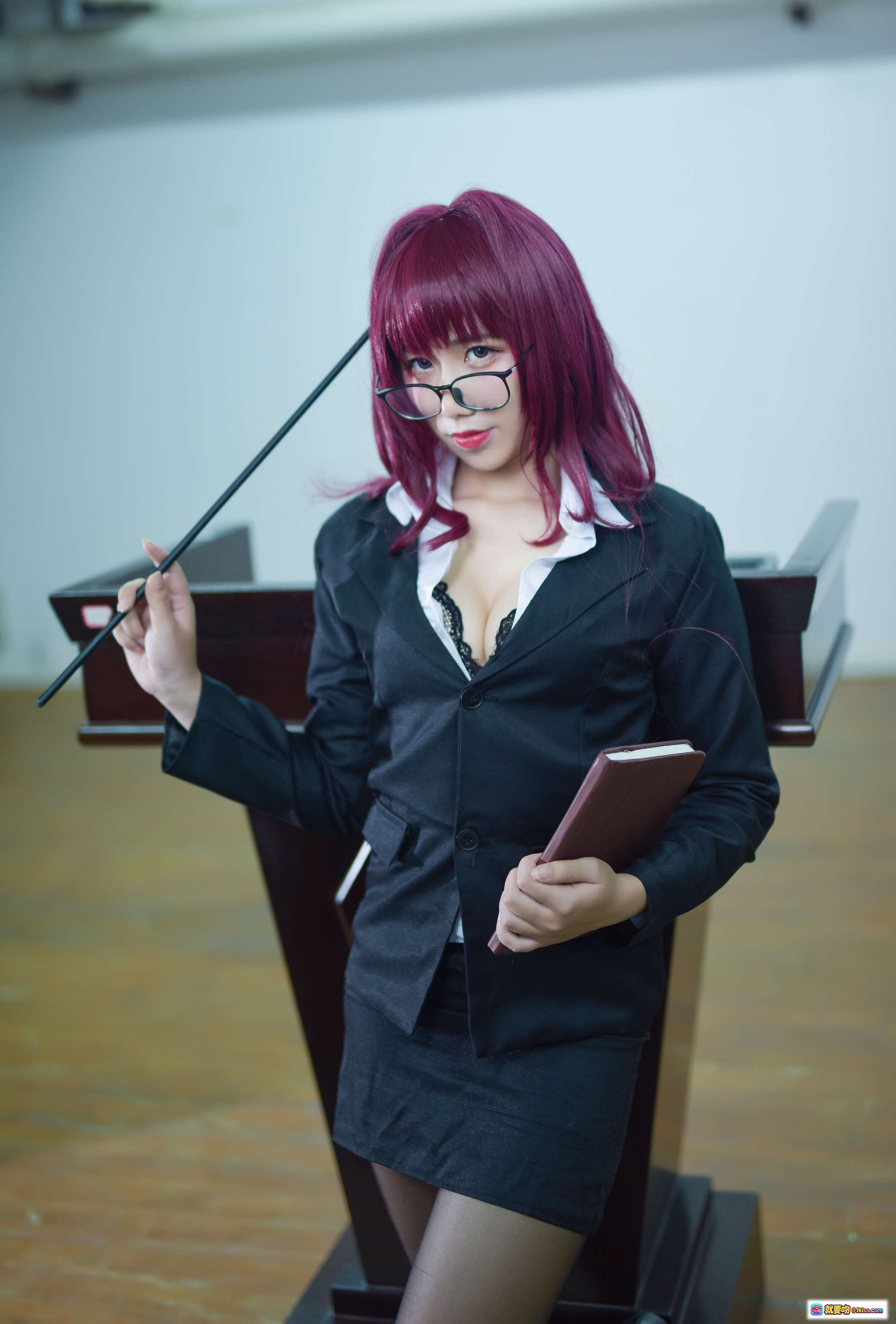 图片[10] - 九曲Jean NO.020 斯卡哈教师Cosplay 红发眼镜黑丝制服教室写真41P - 就要吻