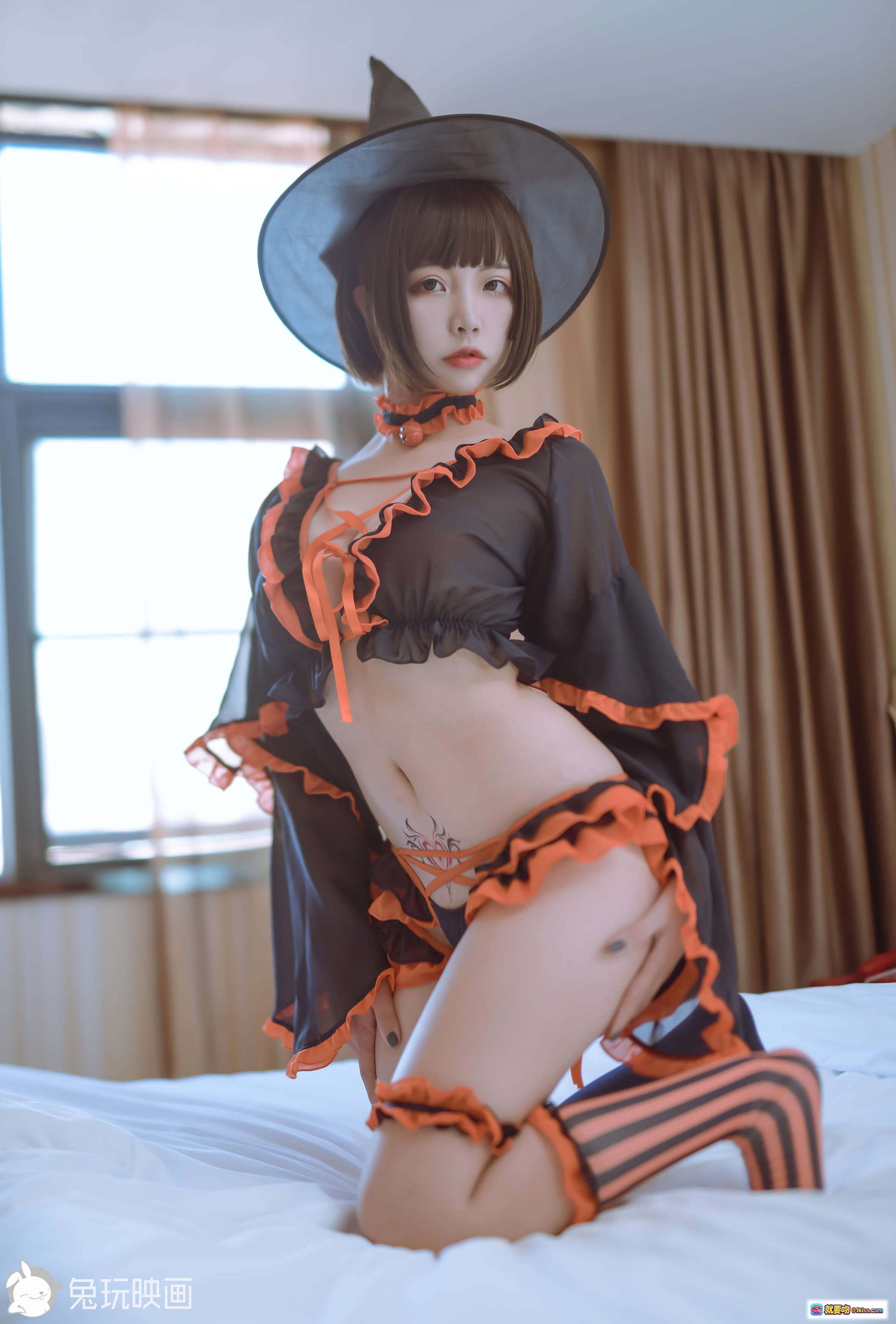 图片[1] - 二佐Nisa NO.079 万圣节女巫写真｜黑橙蕾丝女巫装+尖帽+条纹长袜+床上性感姿势｜39P高清图集 - 就要吻