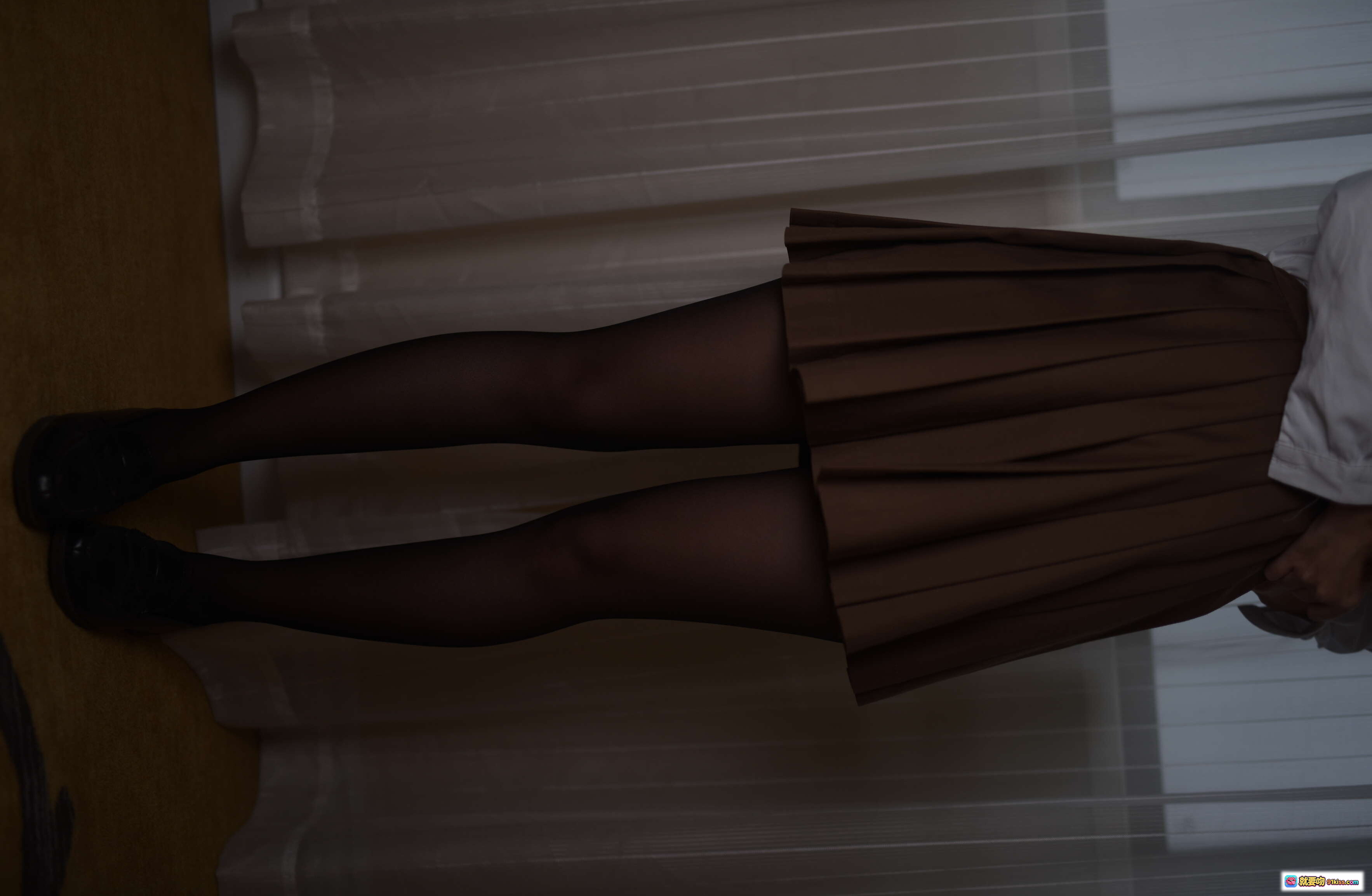 图片[5] - 二佐Nisa NO.014 黑丝美腿写真 12P高清图集 白衬衫棕裙搭配 黑色丝袜优雅坐姿 室内柔光氛围感摄影 - 就要吻