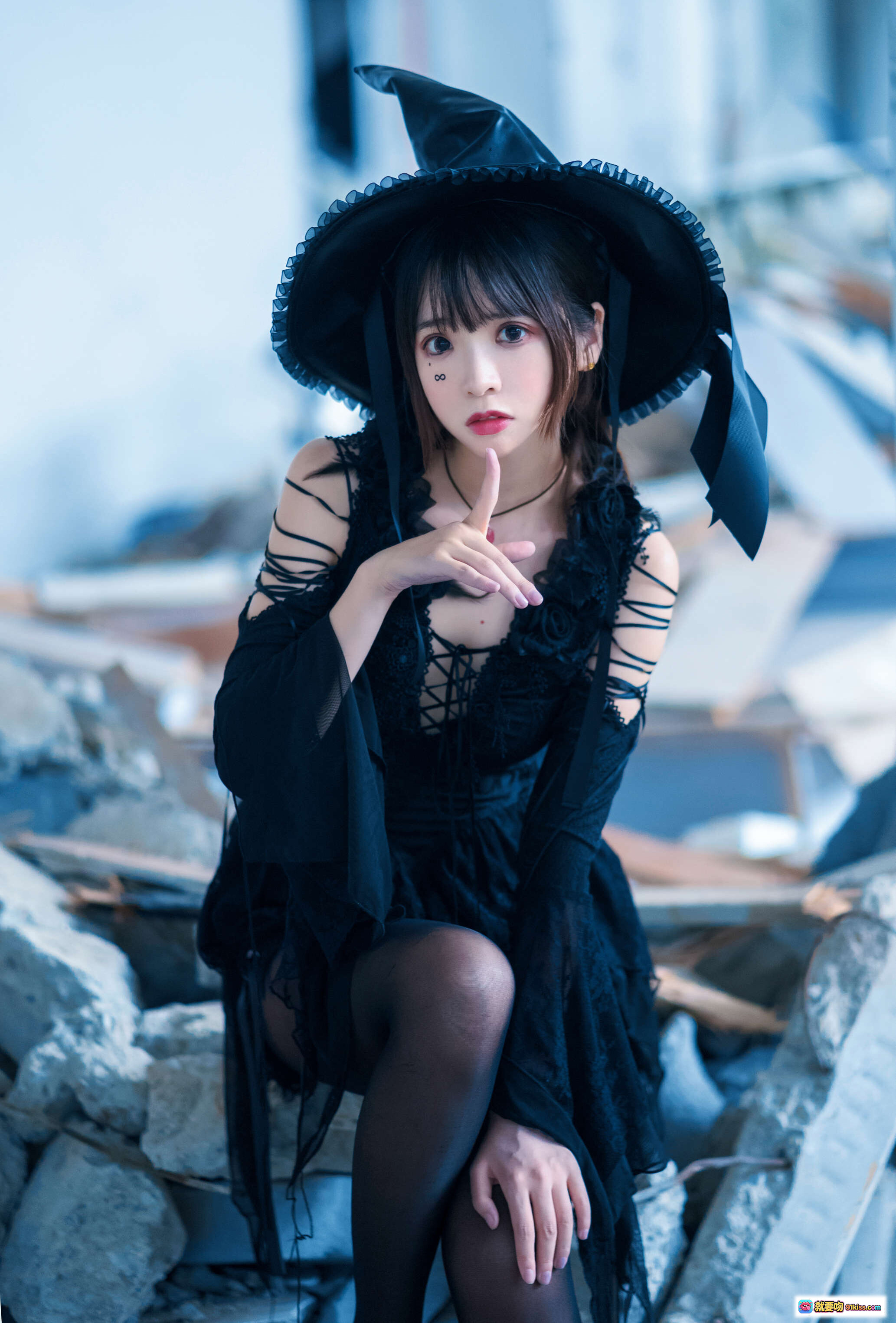 图片[9] - 疯猫ss NO.034 魔女写真｜黑丝高跟女巫帽｜暗黑系性感Cosplay｜废弃场景氛围感大片 - 就要吻