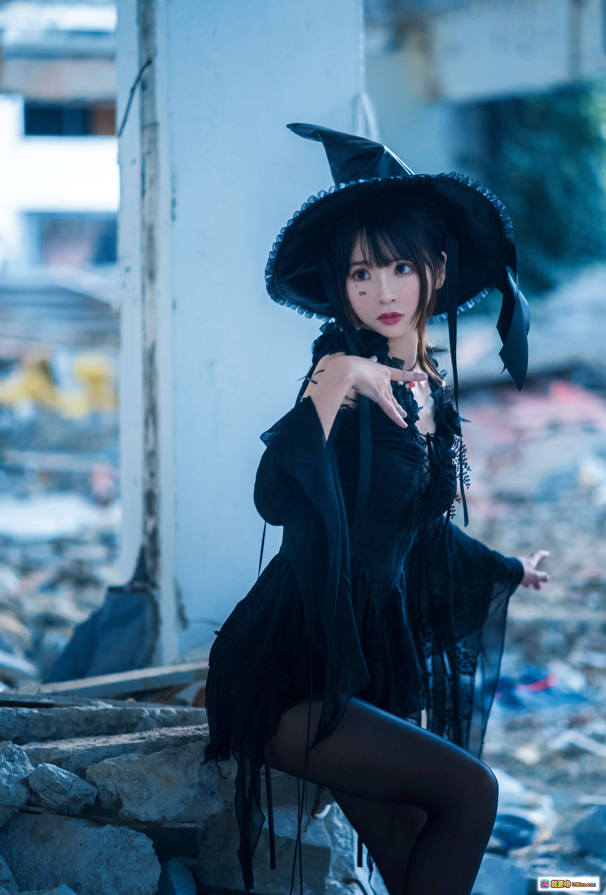 图片[5] - 疯猫ss NO.034 魔女写真｜黑丝高跟女巫帽｜暗黑系性感Cosplay｜废弃场景氛围感大片 - 就要吻