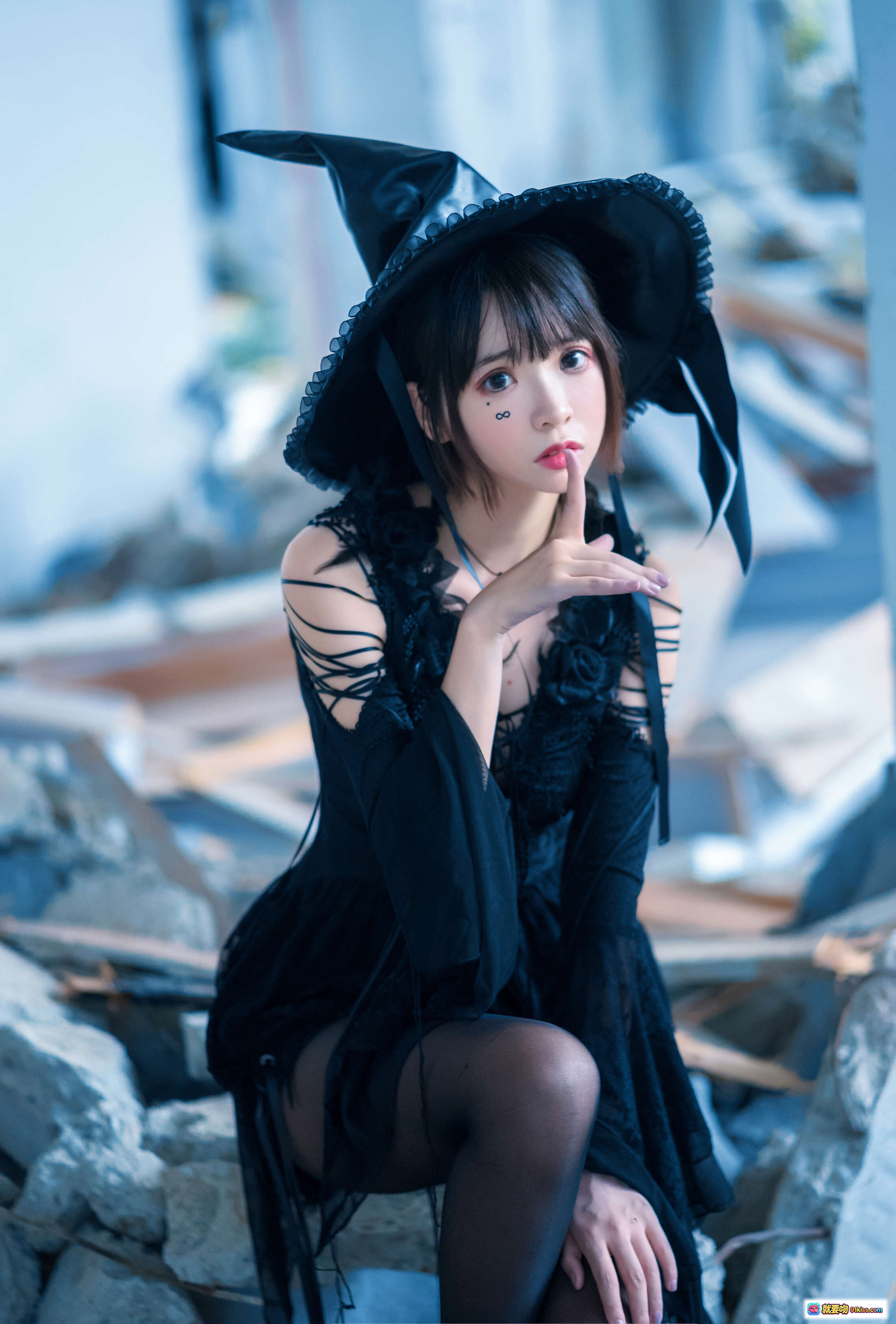 图片[4] - 疯猫ss NO.034 魔女写真｜黑丝高跟女巫帽｜暗黑系性感Cosplay｜废弃场景氛围感大片 - 就要吻