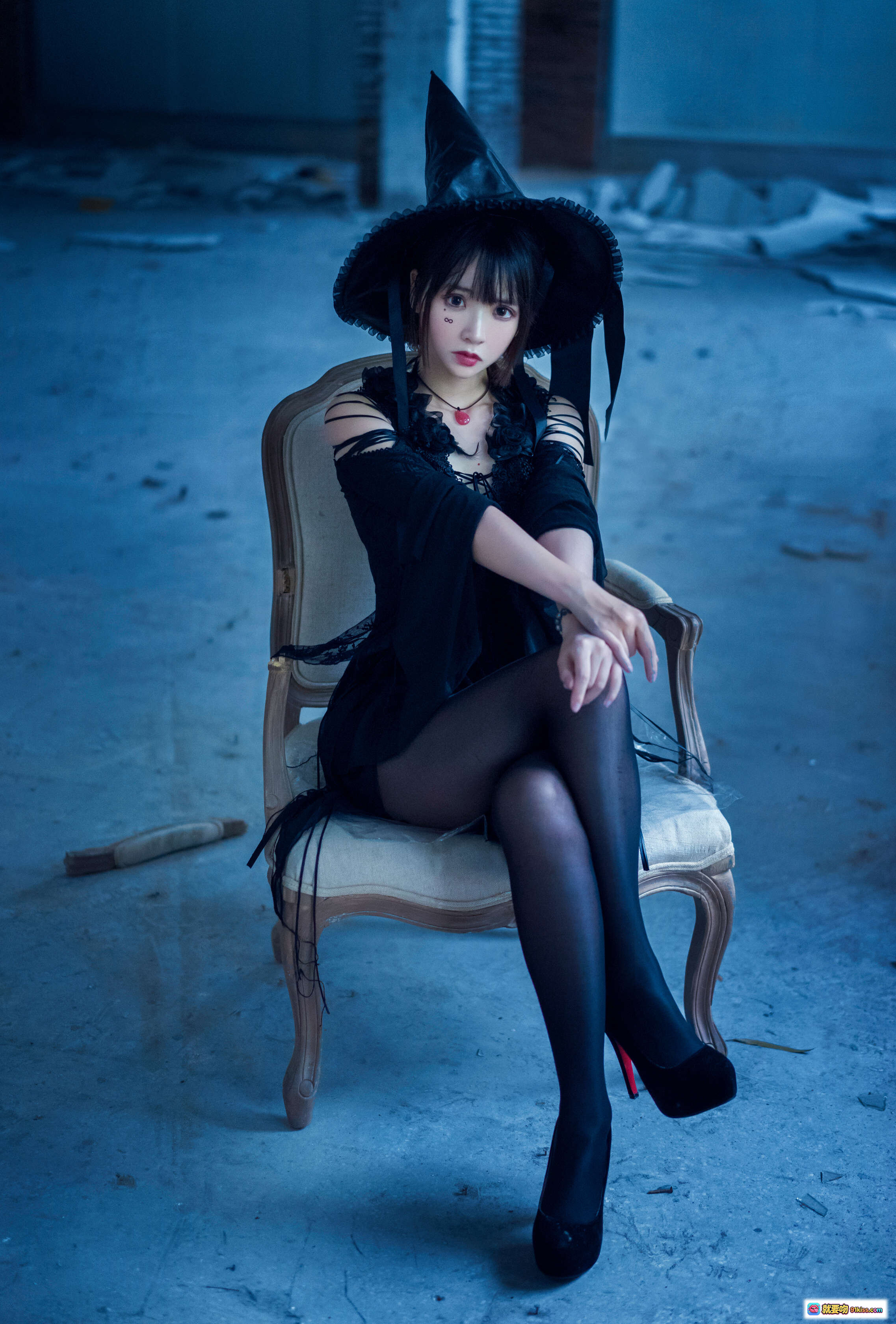 图片[1] - 疯猫ss NO.034 魔女写真｜黑丝高跟女巫帽｜暗黑系性感Cosplay｜废弃场景氛围感大片 - 就要吻