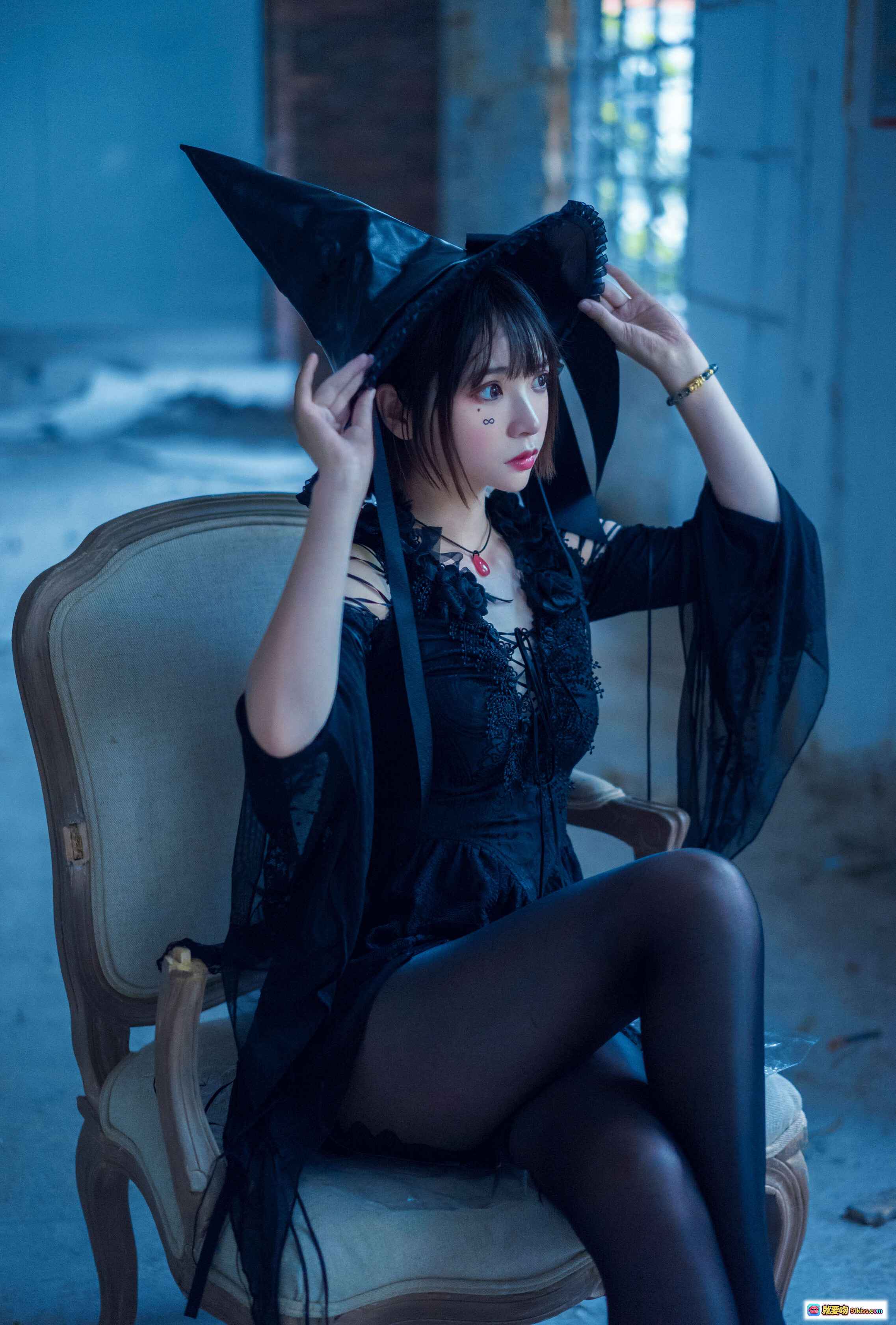 图片[8] - 疯猫ss NO.034 魔女写真｜黑丝高跟女巫帽｜暗黑系性感Cosplay｜废弃场景氛围感大片 - 就要吻