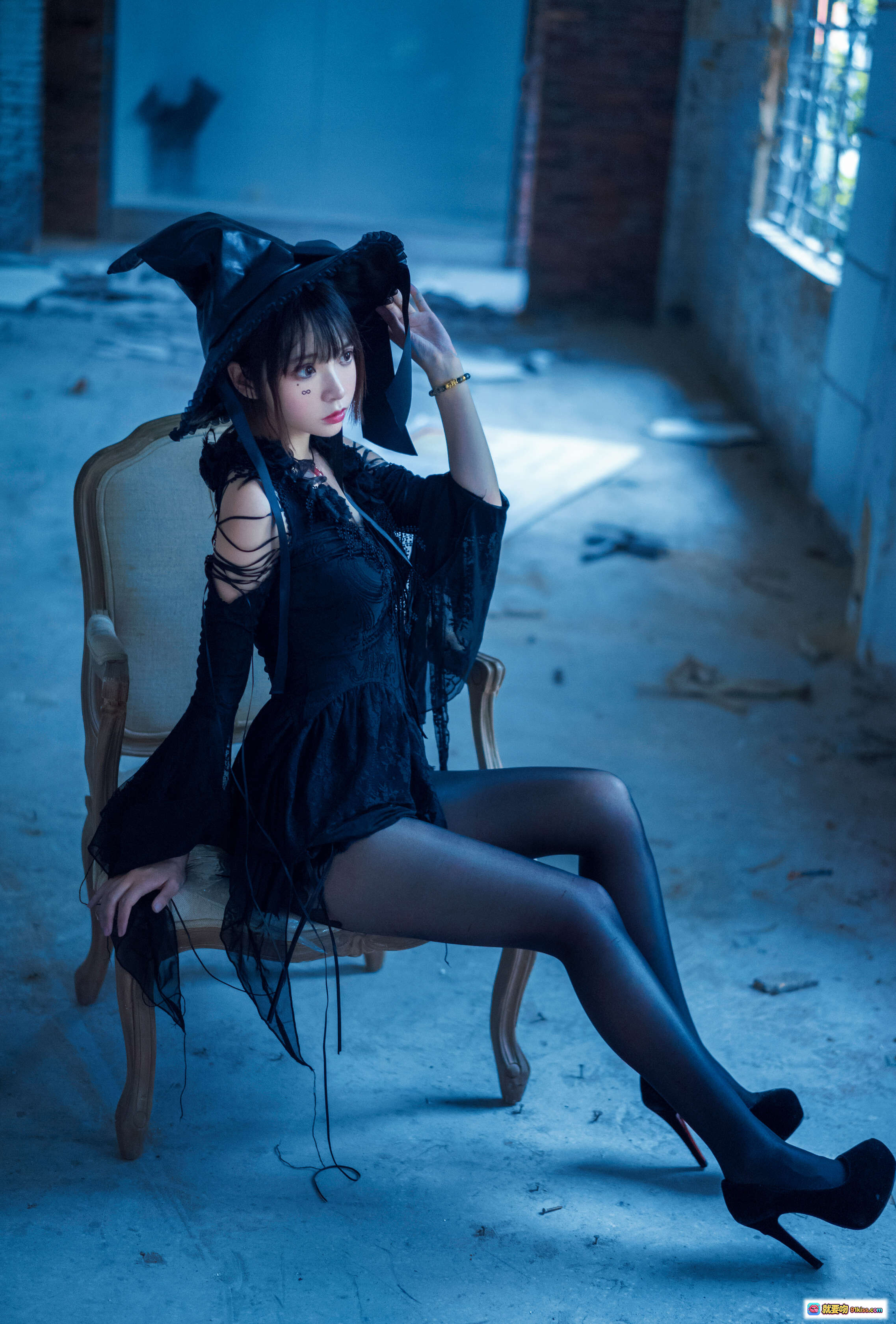 图片[3] - 疯猫ss NO.034 魔女写真｜黑丝高跟女巫帽｜暗黑系性感Cosplay｜废弃场景氛围感大片 - 就要吻