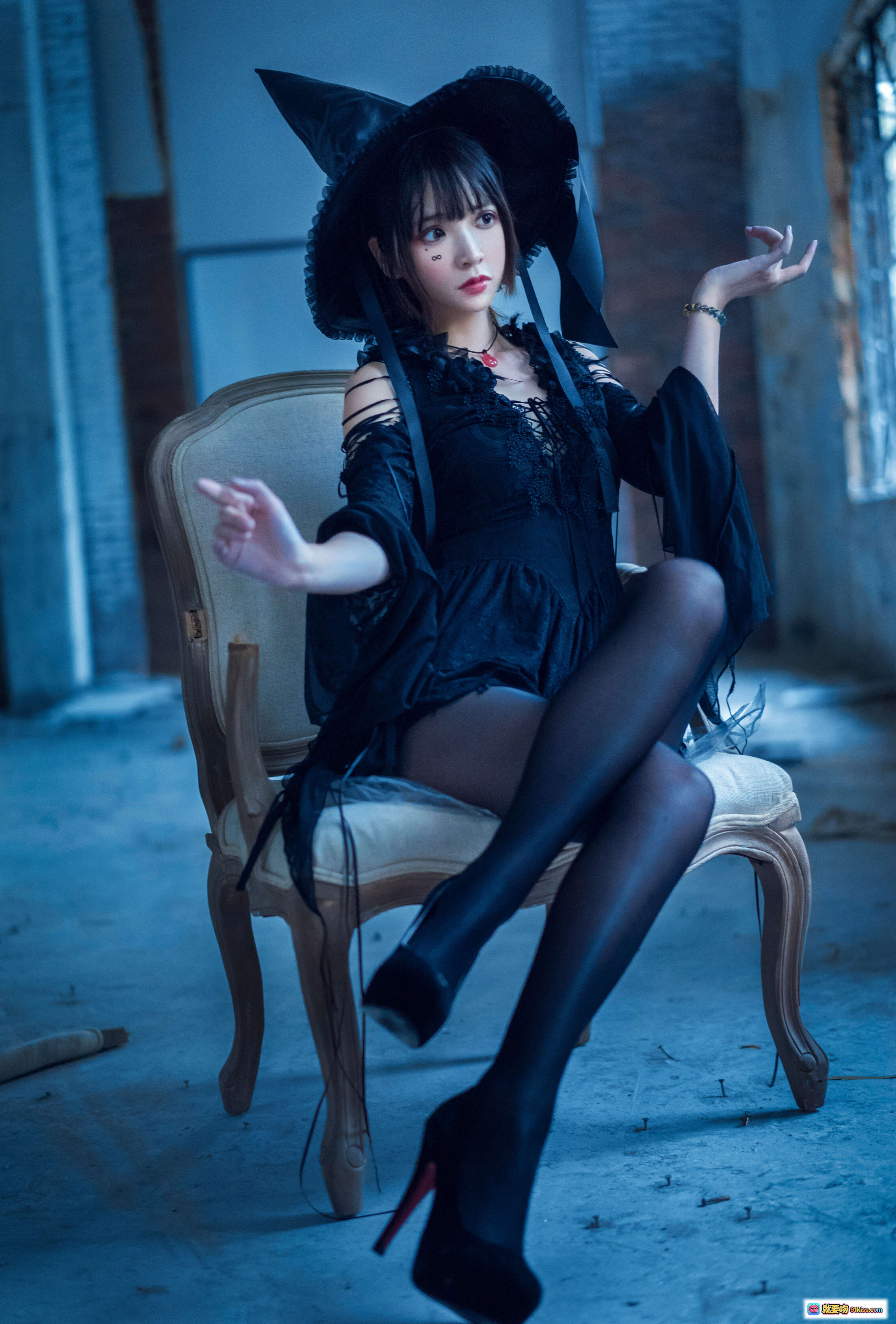 图片[10] - 疯猫ss NO.034 魔女写真｜黑丝高跟女巫帽｜暗黑系性感Cosplay｜废弃场景氛围感大片 - 就要吻