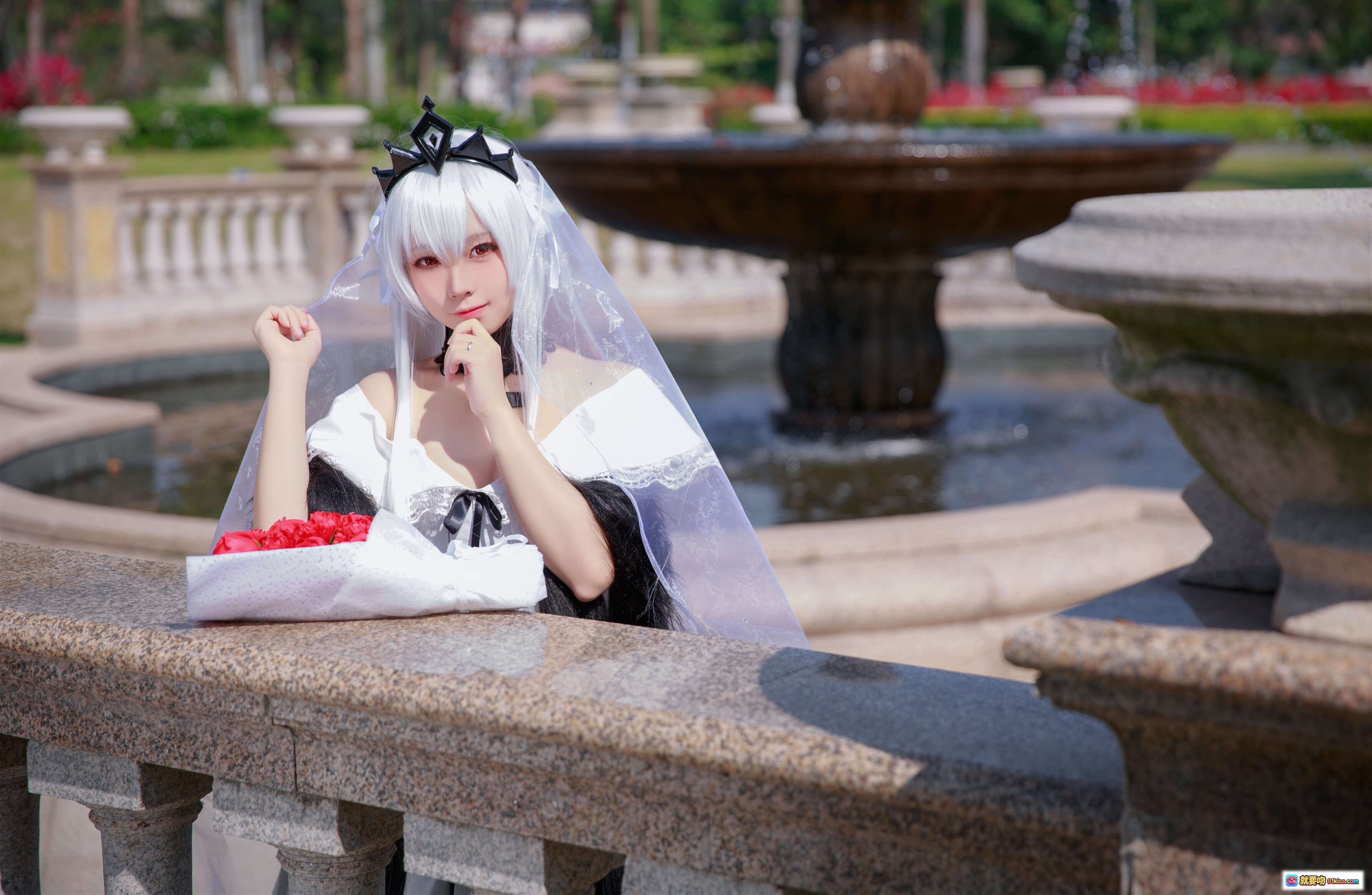 图片[1] - G44不会受伤NO.004 98K婚纱德皇cosplay 白发新娘头纱蕾丝裙 欧式喷泉花园写真 25P高清图集 - 就要吻