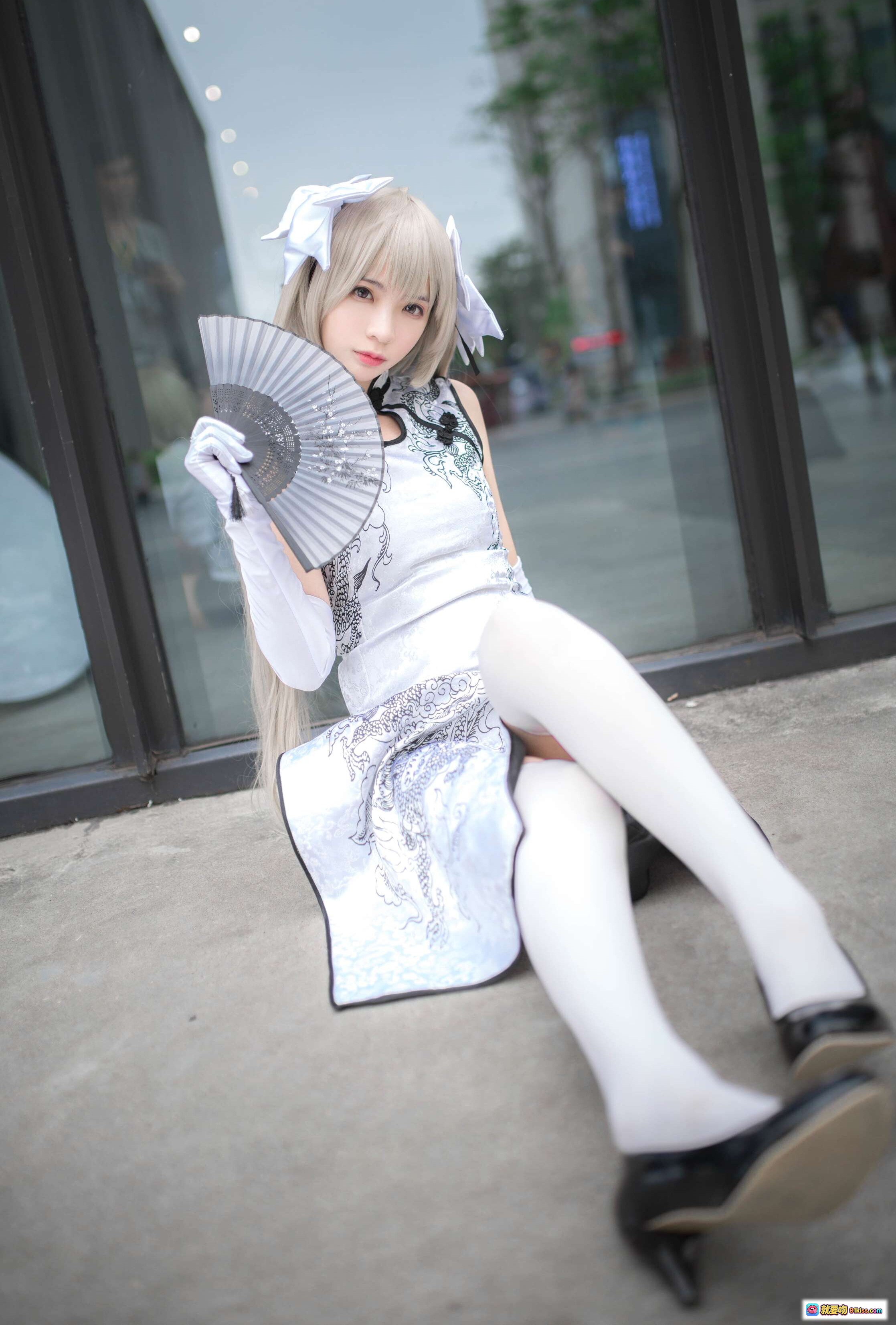 图片[9] - 疯猫ss NO.089 穹妹旗袍白 cosplay 车内写真 银发少女 手持折扇 优雅古风 13P高清图集 - 就要吻