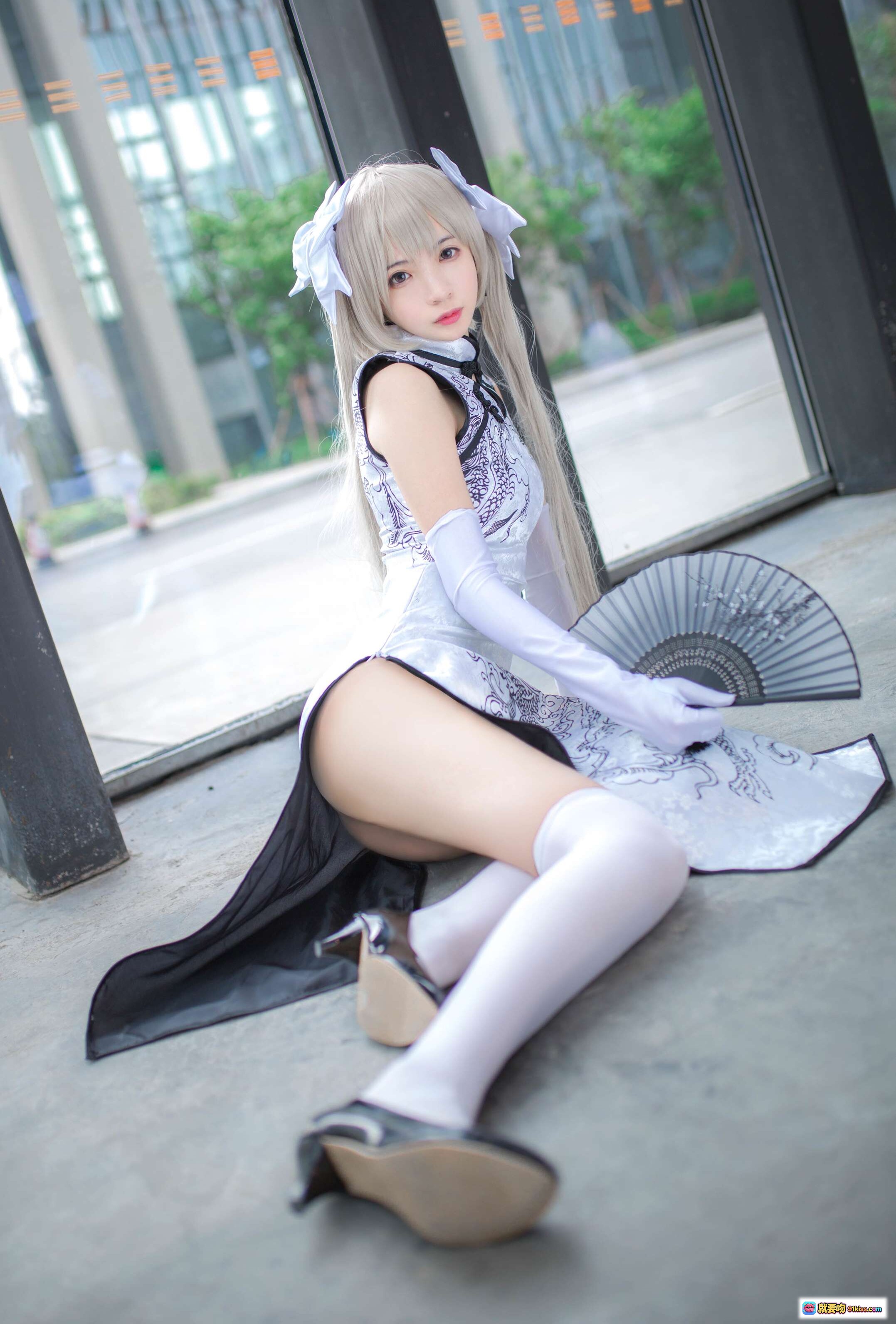 图片[5] - 疯猫ss NO.089 穹妹旗袍白 cosplay 车内写真 银发少女 手持折扇 优雅古风 13P高清图集 - 就要吻
