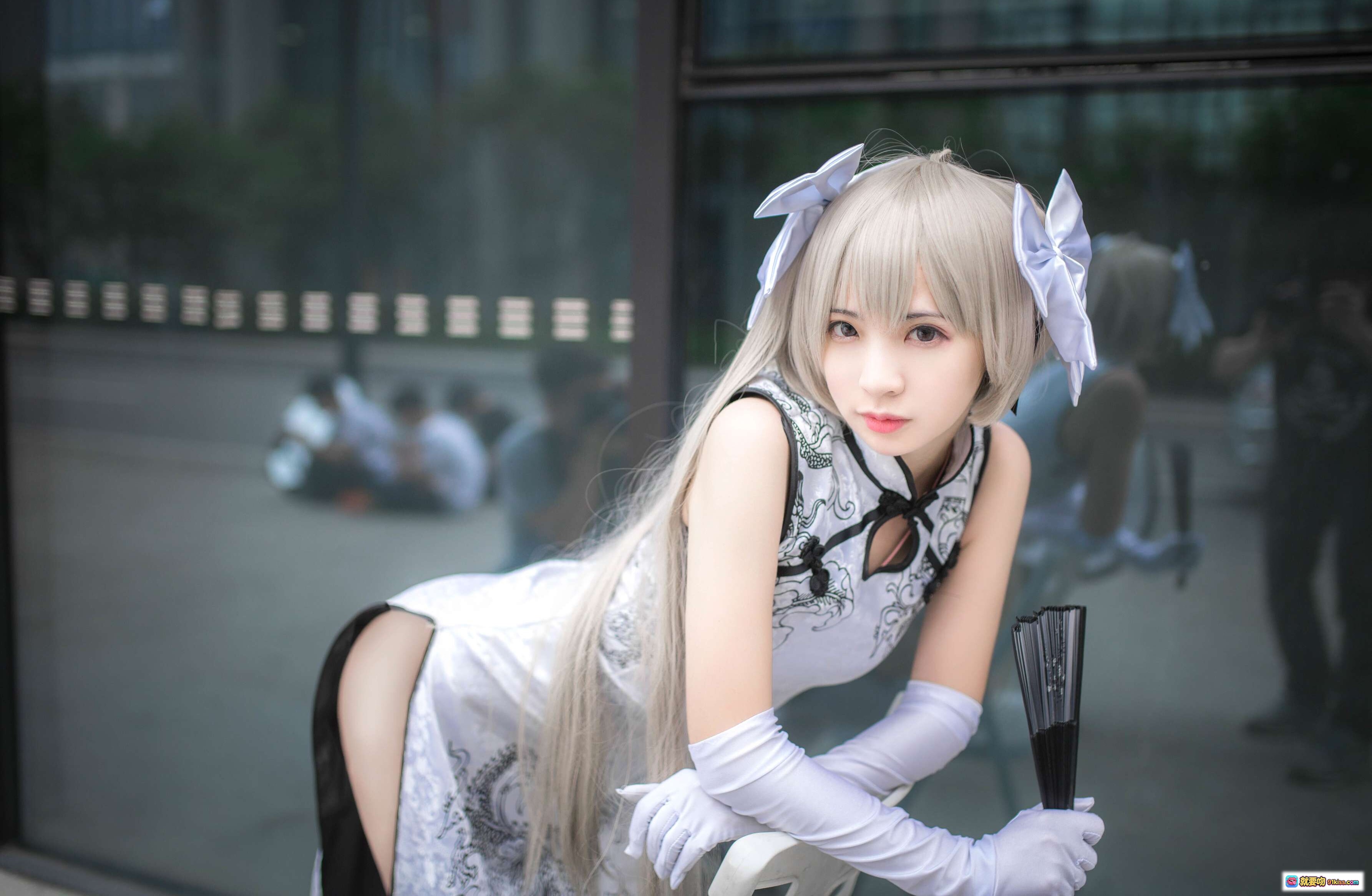 图片[7] - 疯猫ss NO.089 穹妹旗袍白 cosplay 车内写真 银发少女 手持折扇 优雅古风 13P高清图集 - 就要吻