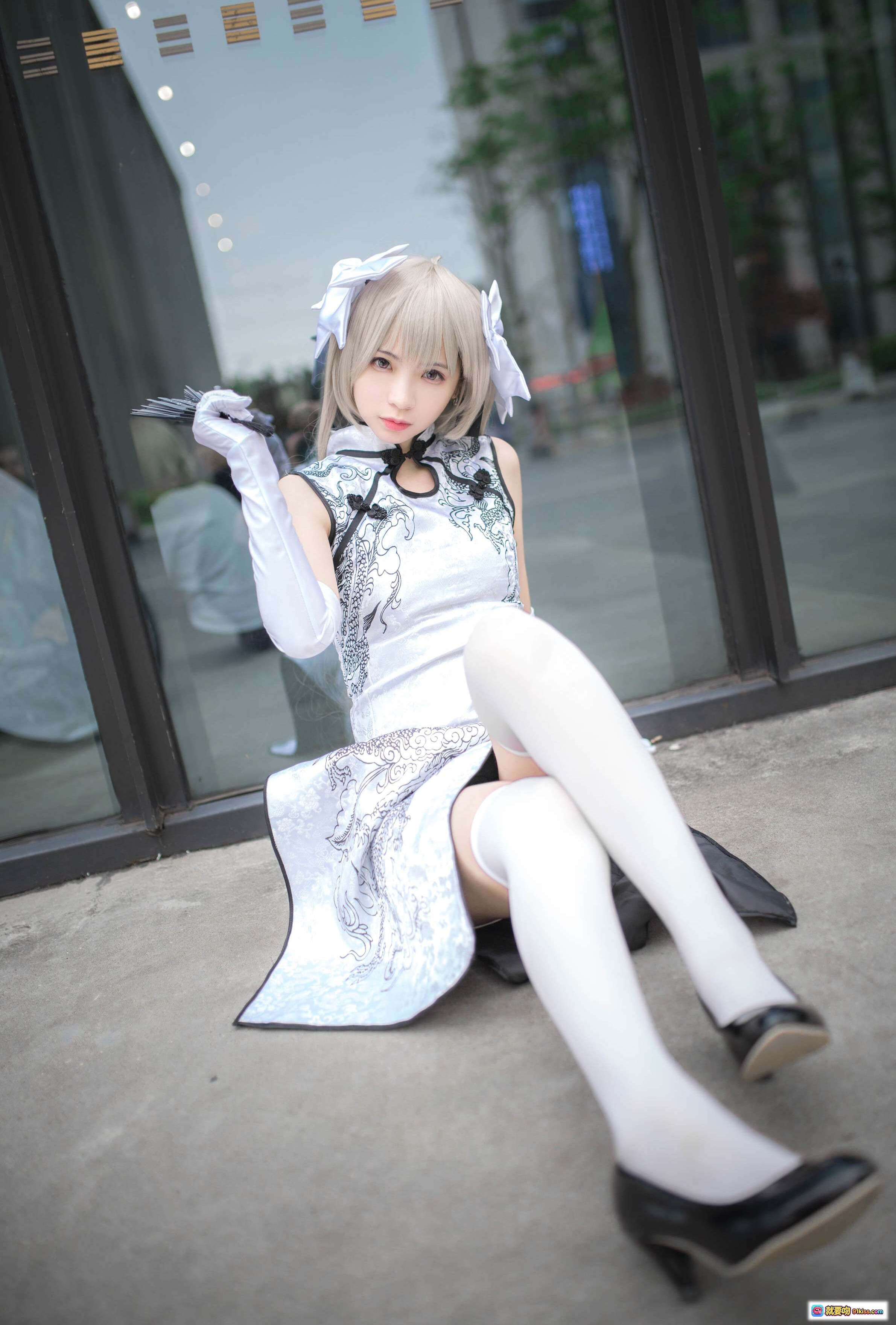 图片[4] - 疯猫ss NO.089 穹妹旗袍白 cosplay 车内写真 银发少女 手持折扇 优雅古风 13P高清图集 - 就要吻