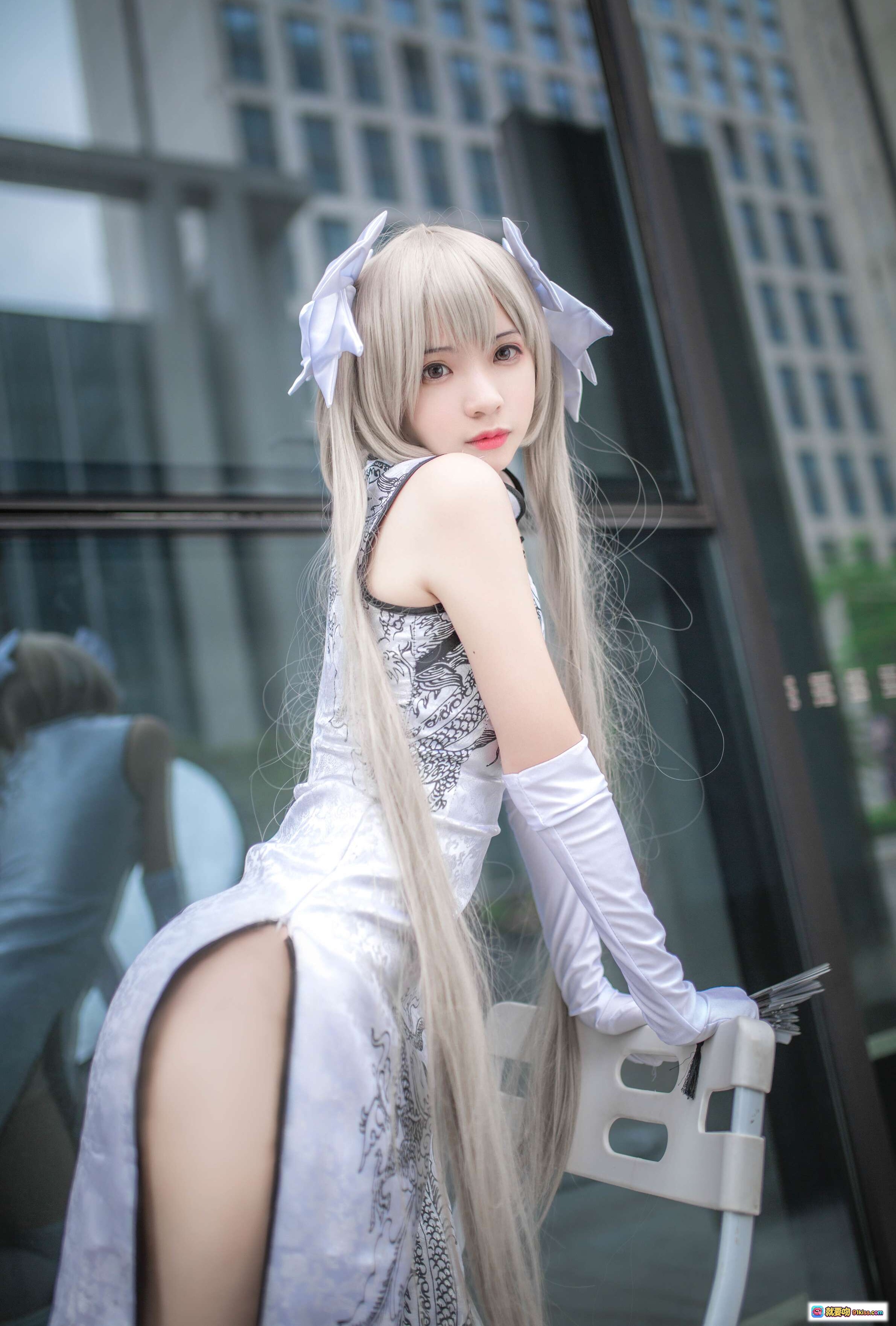 图片[8] - 疯猫ss NO.089 穹妹旗袍白 cosplay 车内写真 银发少女 手持折扇 优雅古风 13P高清图集 - 就要吻