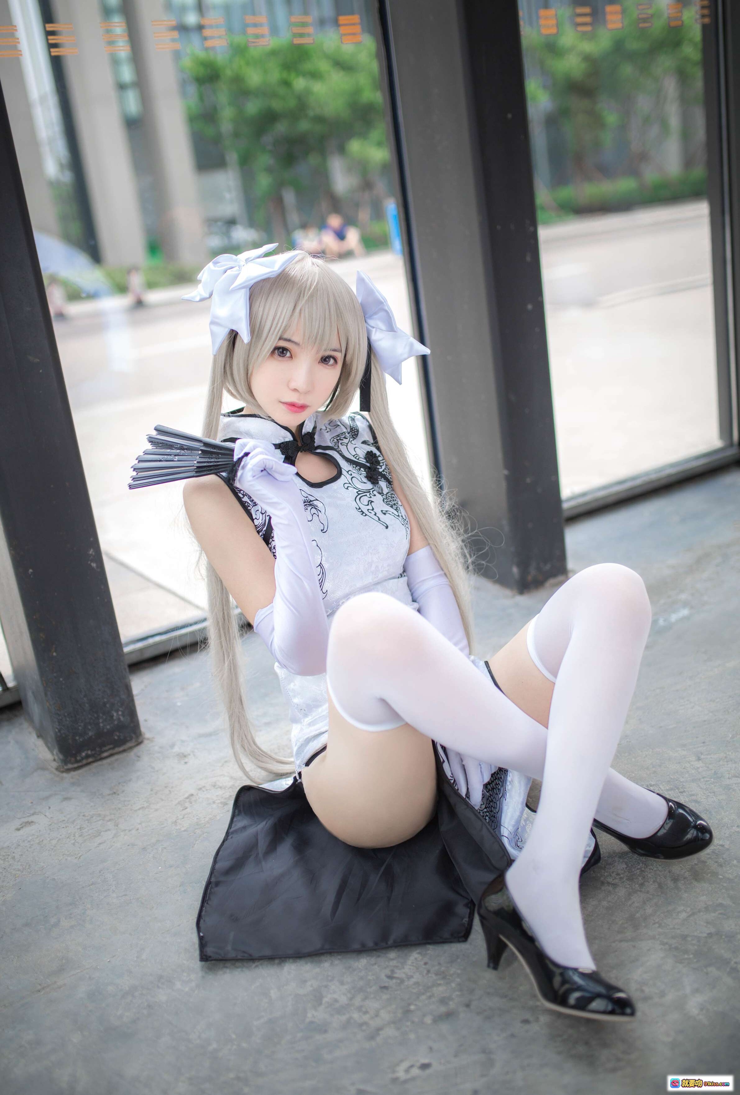 图片[3] - 疯猫ss NO.089 穹妹旗袍白 cosplay 车内写真 银发少女 手持折扇 优雅古风 13P高清图集 - 就要吻