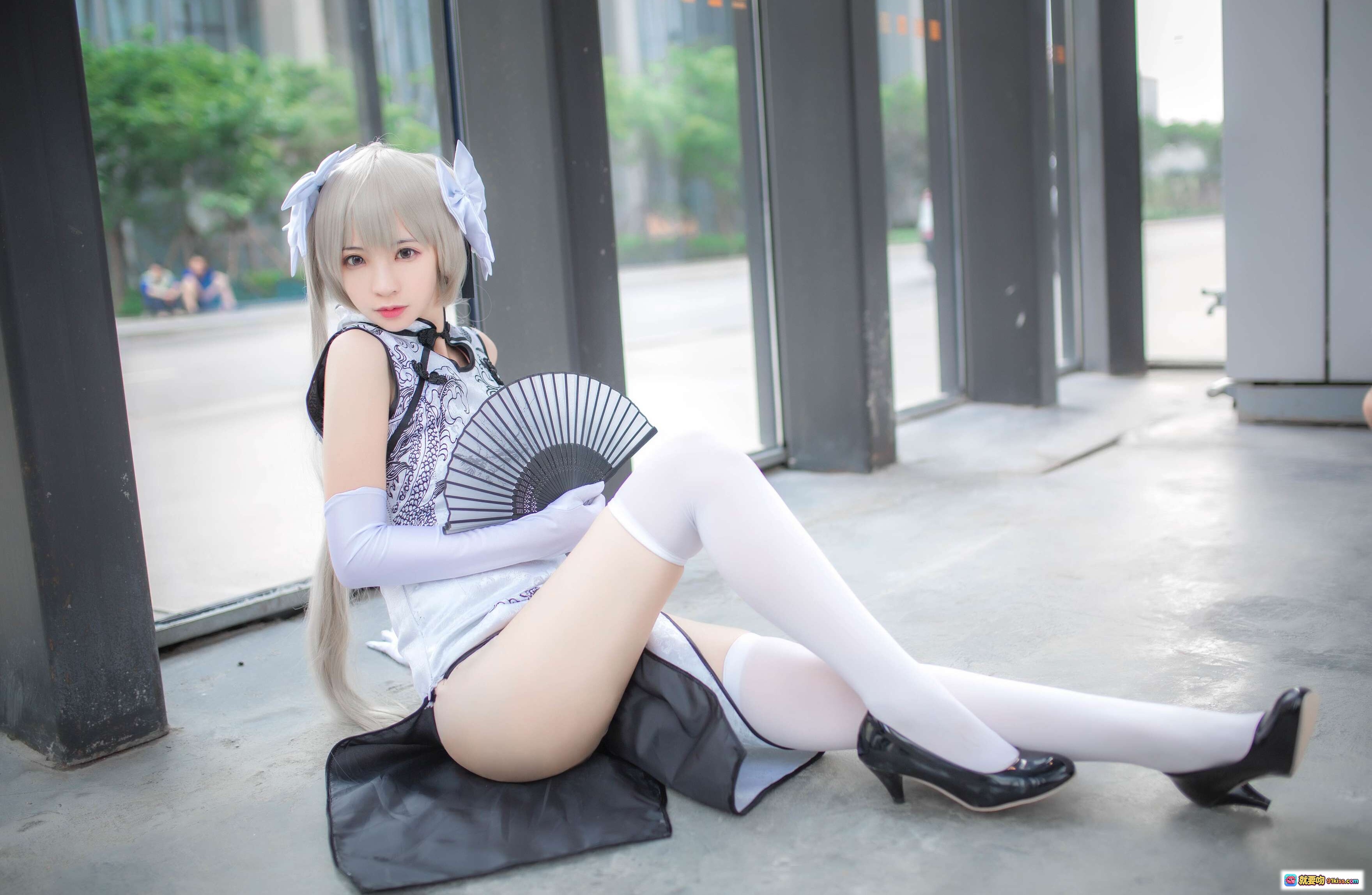 图片[6] - 疯猫ss NO.089 穹妹旗袍白 cosplay 车内写真 银发少女 手持折扇 优雅古风 13P高清图集 - 就要吻