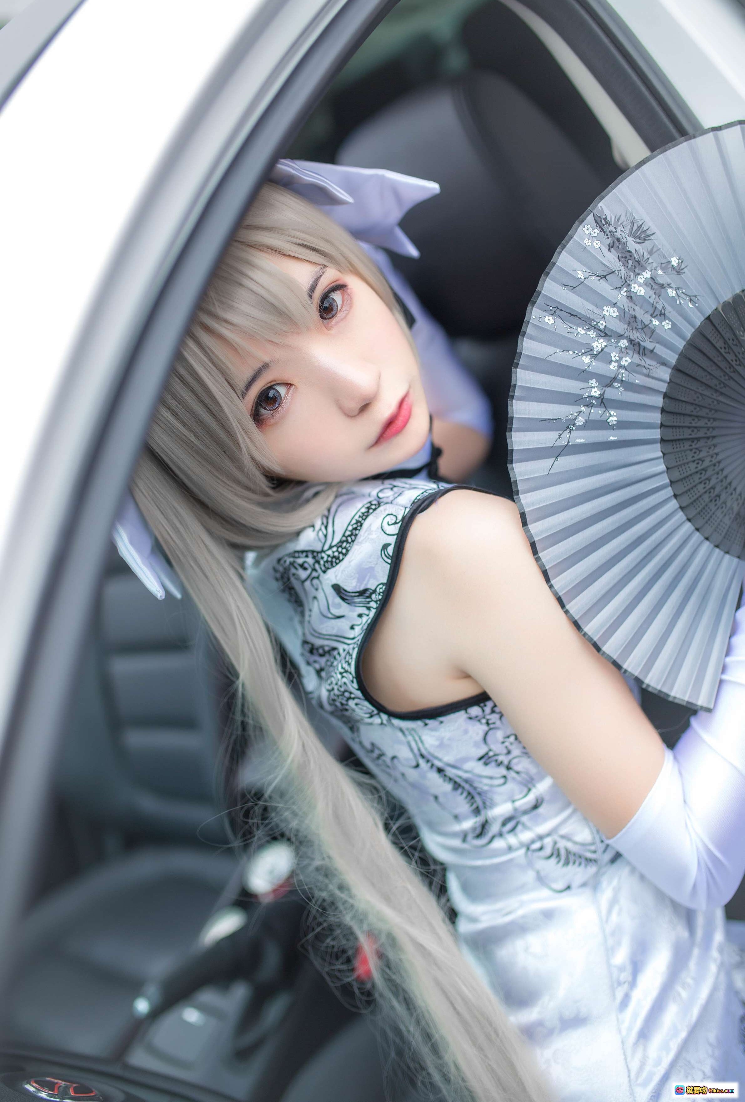 疯猫ss NO.089 穹妹旗袍白 cosplay 车内写真 银发少女 手持折扇 优雅古风 13P高清图集 - 就要吻
