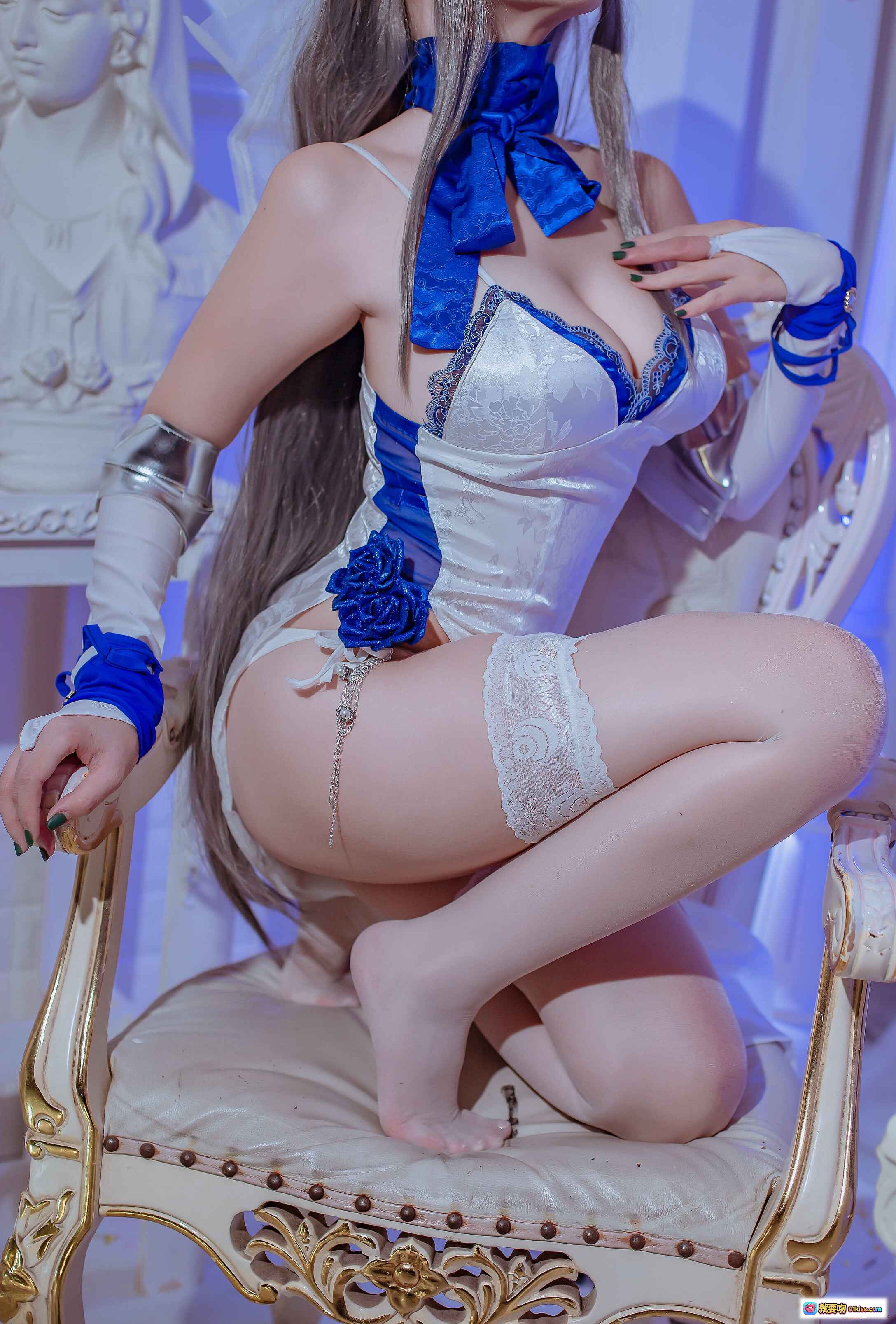 二佐Nisa NO.102碧蓝航线路易九礼服Cosplay写真 白蓝蕾丝吊带袜优雅坐姿古典椅美腿特写 - 就要吻