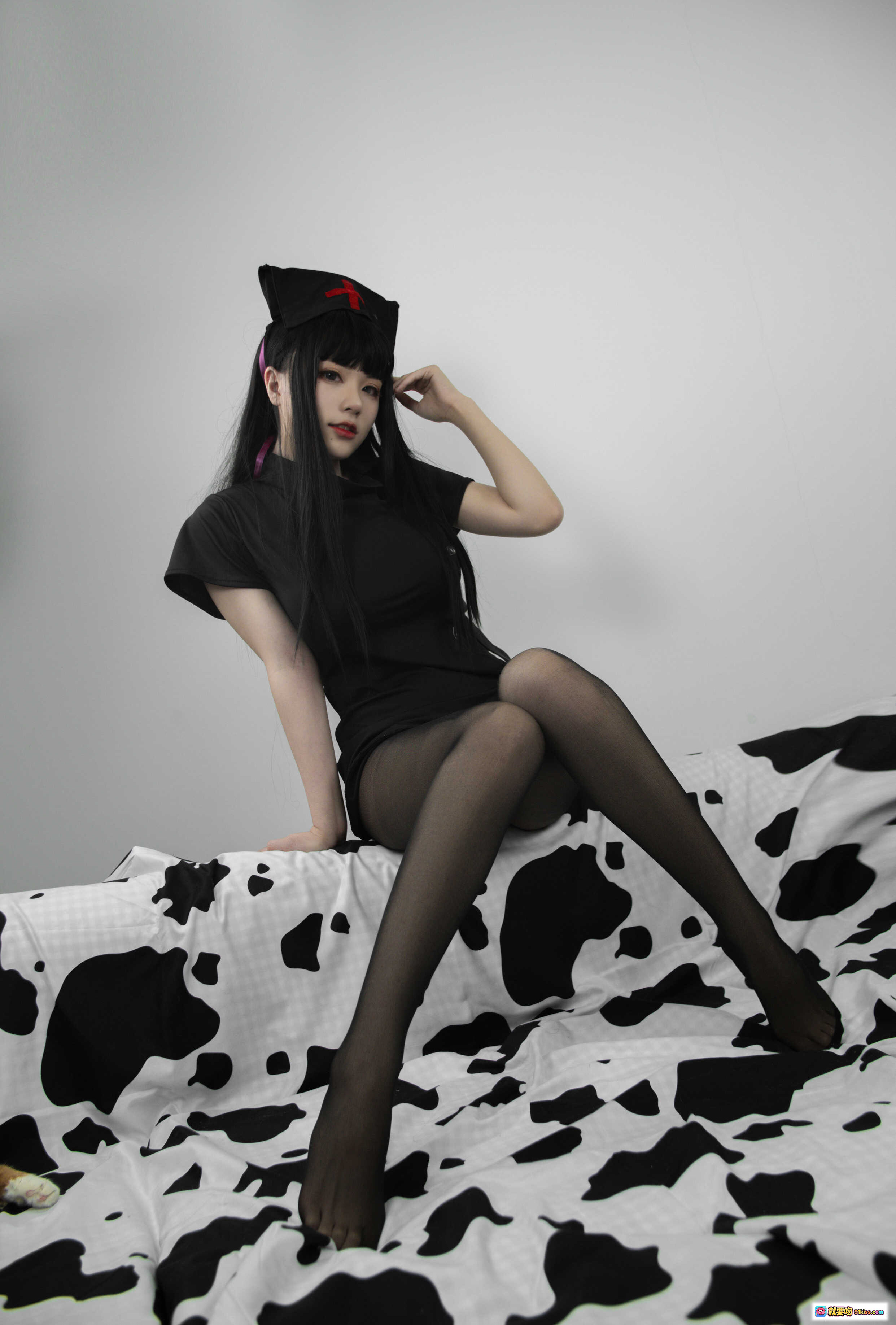 图片[2] - 起司块wii NO.002 黑色护士cosplay写真 58P高清图集 黑丝美腿奶牛纹床单性感造型 - 就要吻