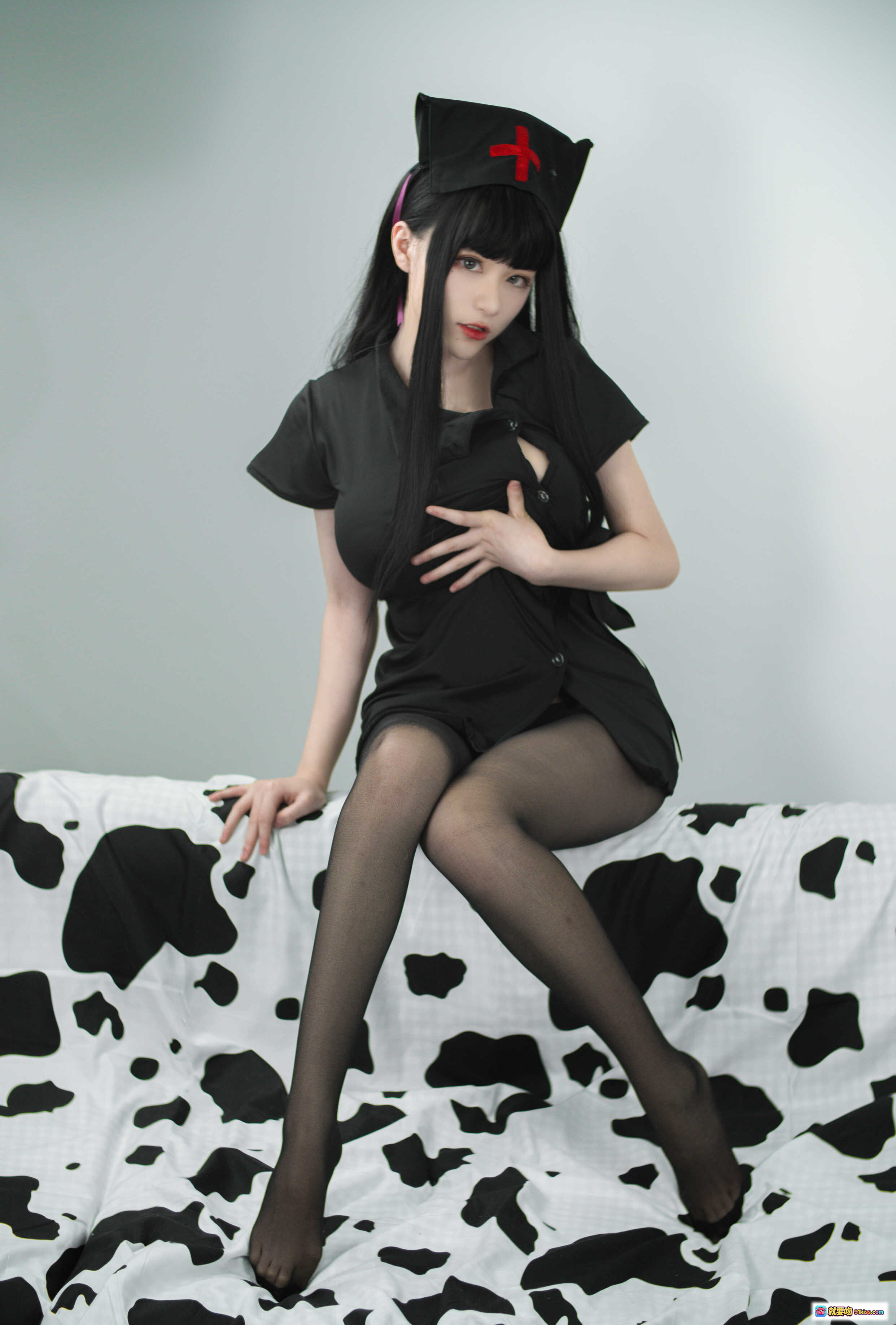 图片[7] - 起司块wii NO.002 黑色护士cosplay写真 58P高清图集 黑丝美腿奶牛纹床单性感造型 - 就要吻