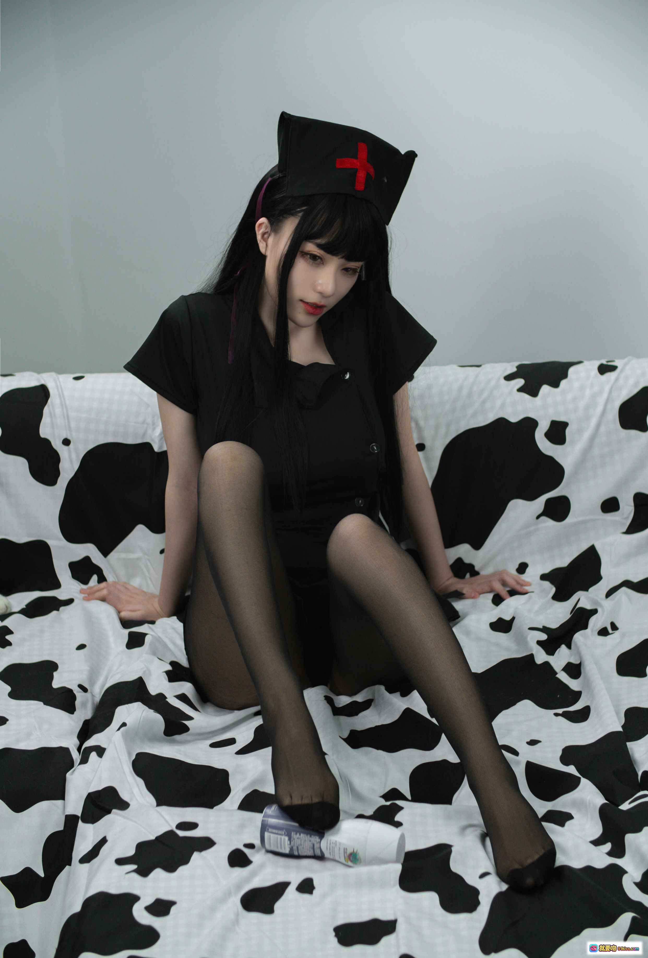 图片[4] - 起司块wii NO.002 黑色护士cosplay写真 58P高清图集 黑丝美腿奶牛纹床单性感造型 - 就要吻
