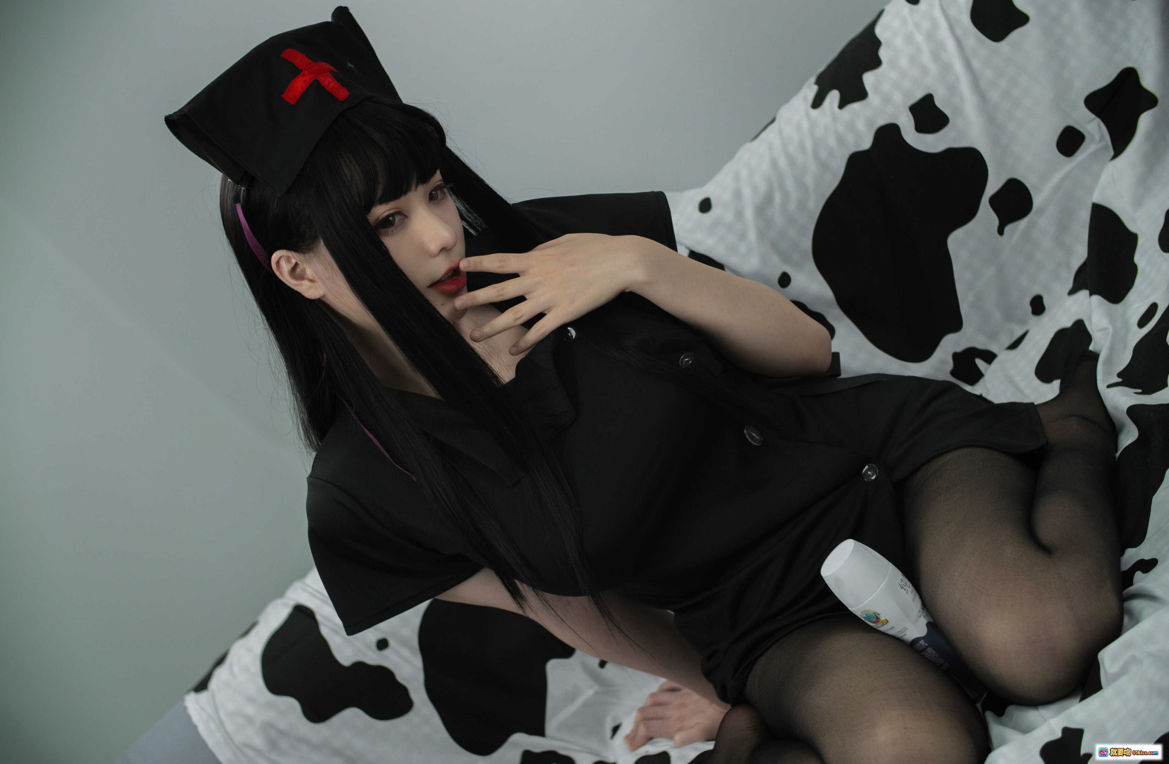 图片[5] - 起司块wii NO.002 黑色护士cosplay写真 58P高清图集 黑丝美腿奶牛纹床单性感造型 - 就要吻