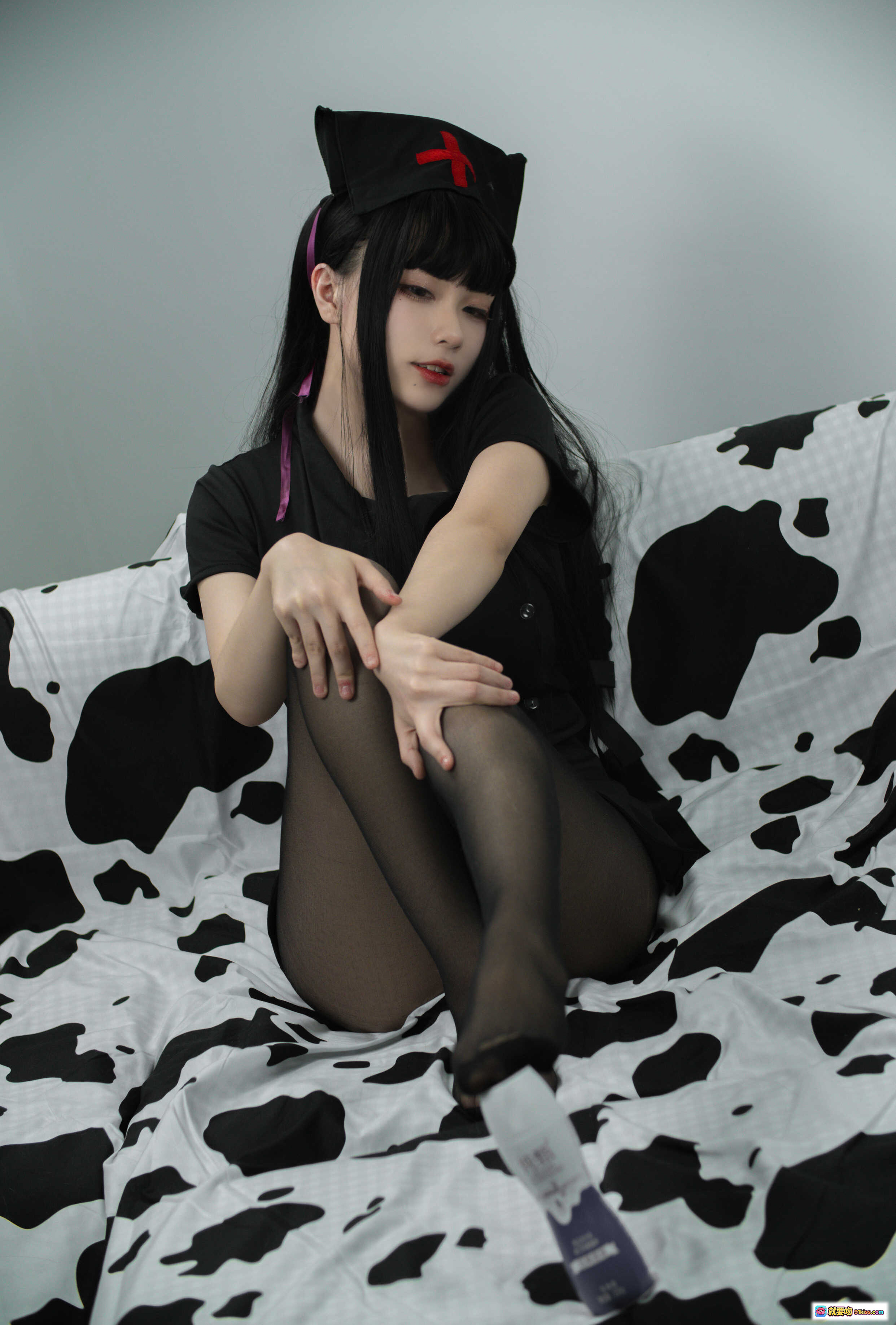 图片[3] - 起司块wii NO.002 黑色护士cosplay写真 58P高清图集 黑丝美腿奶牛纹床单性感造型 - 就要吻