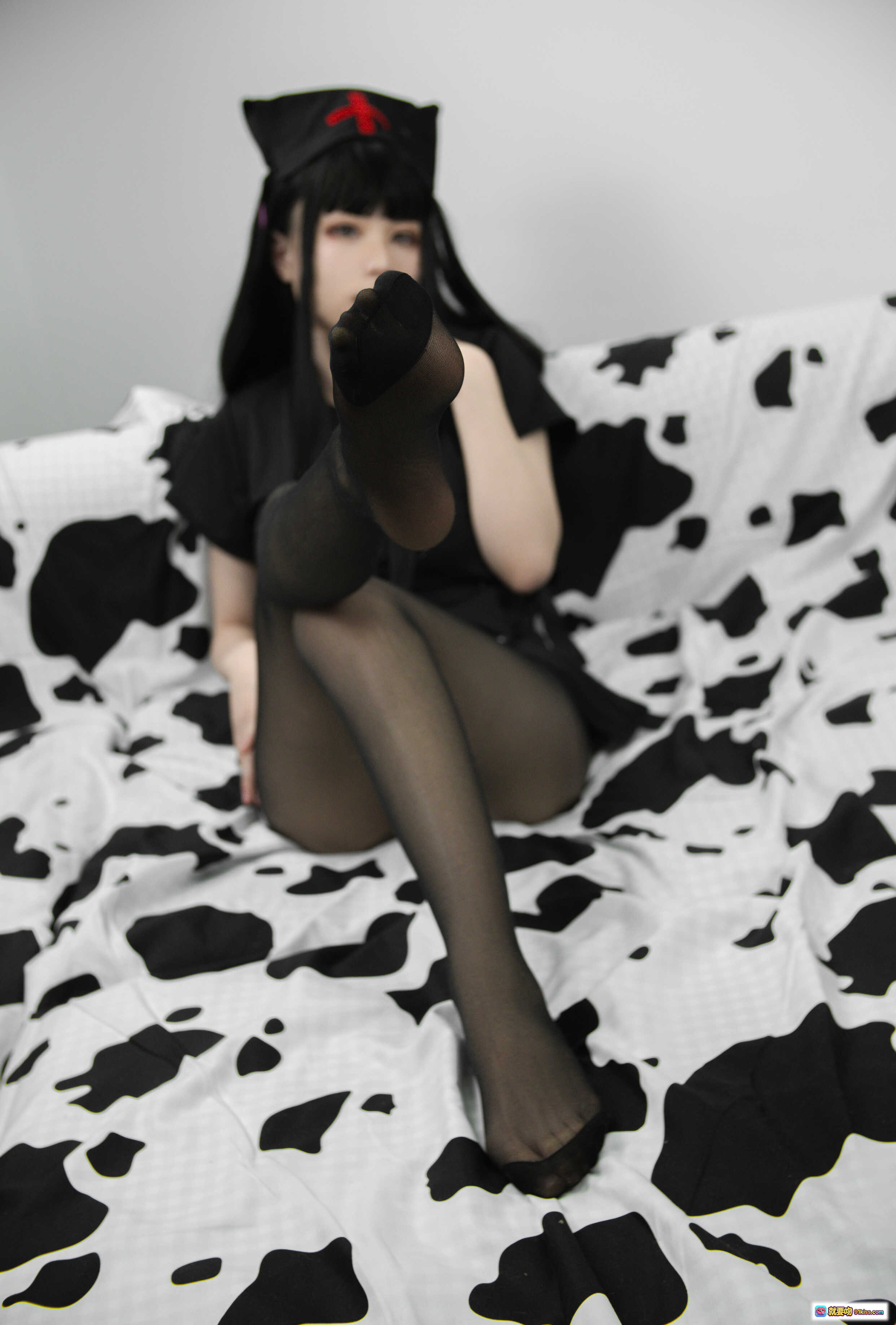 图片[9] - 起司块wii NO.002 黑色护士cosplay写真 58P高清图集 黑丝美腿奶牛纹床单性感造型 - 就要吻