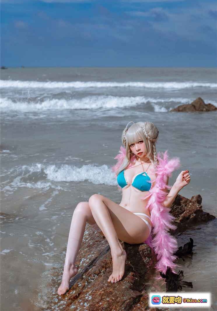 图片[5] - 二佐Nisa NO.087 碧蓝可畏泳装Cosplay 海边岩石坐姿 白发双丸子头 粉色羽毛装饰 蓝色比基尼 清新海景写真 - 就要吻