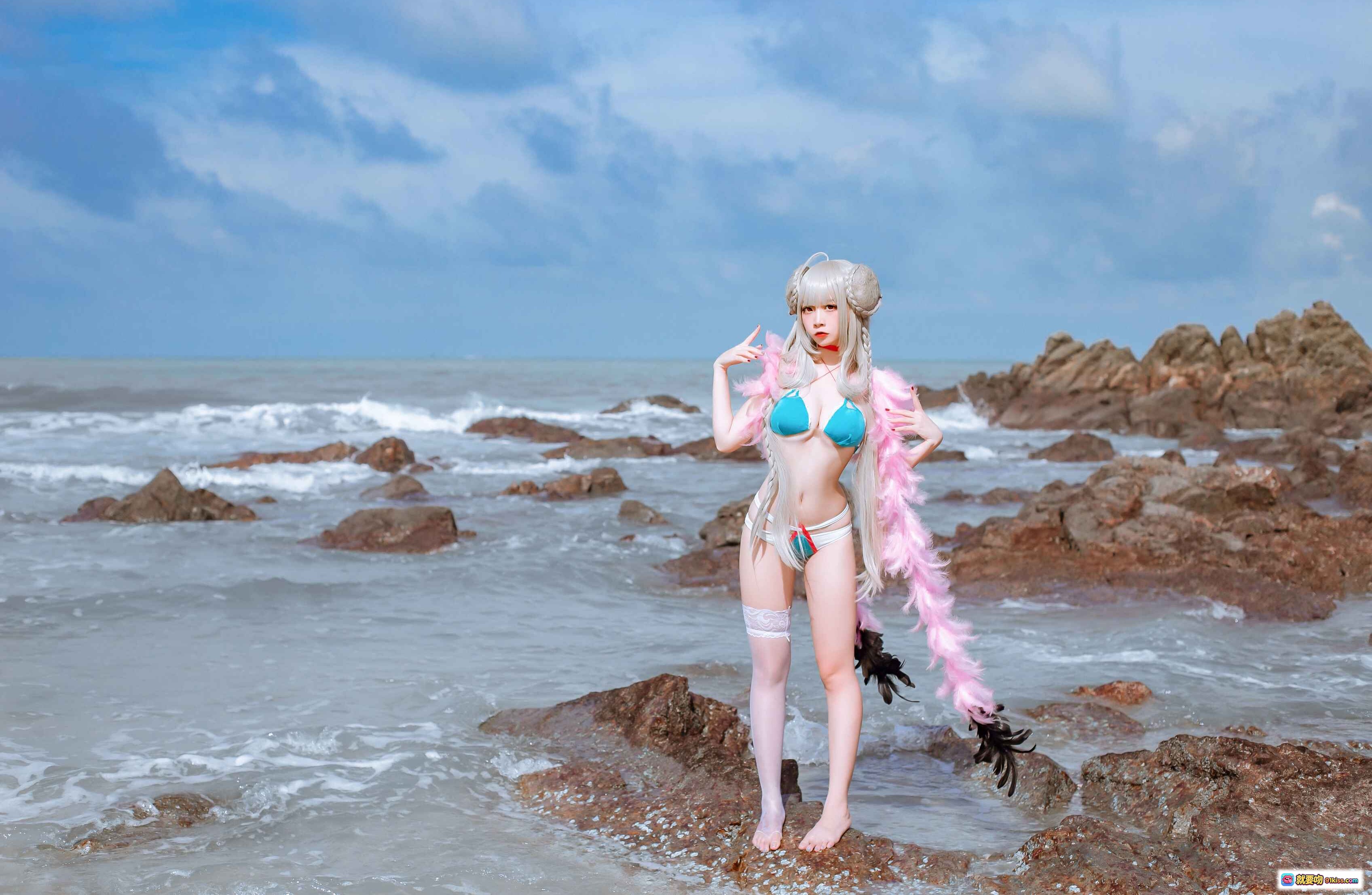 图片[8] - 二佐Nisa NO.087 碧蓝可畏泳装Cosplay 海边岩石坐姿 白发双丸子头 粉色羽毛装饰 蓝色比基尼 清新海景写真 - 就要吻