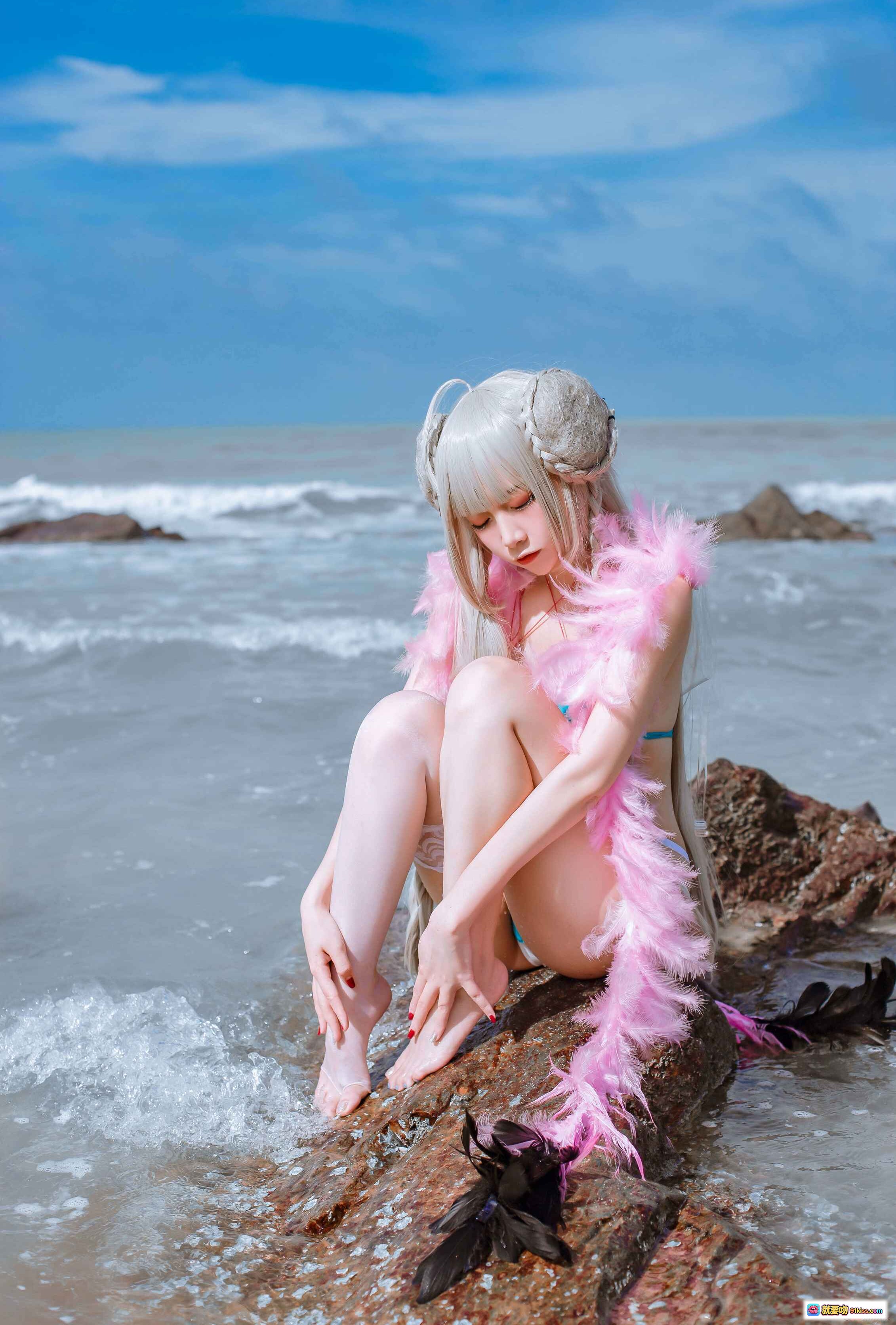 图片[10] - 二佐Nisa NO.087 碧蓝可畏泳装Cosplay 海边岩石坐姿 白发双丸子头 粉色羽毛装饰 蓝色比基尼 清新海景写真 - 就要吻
