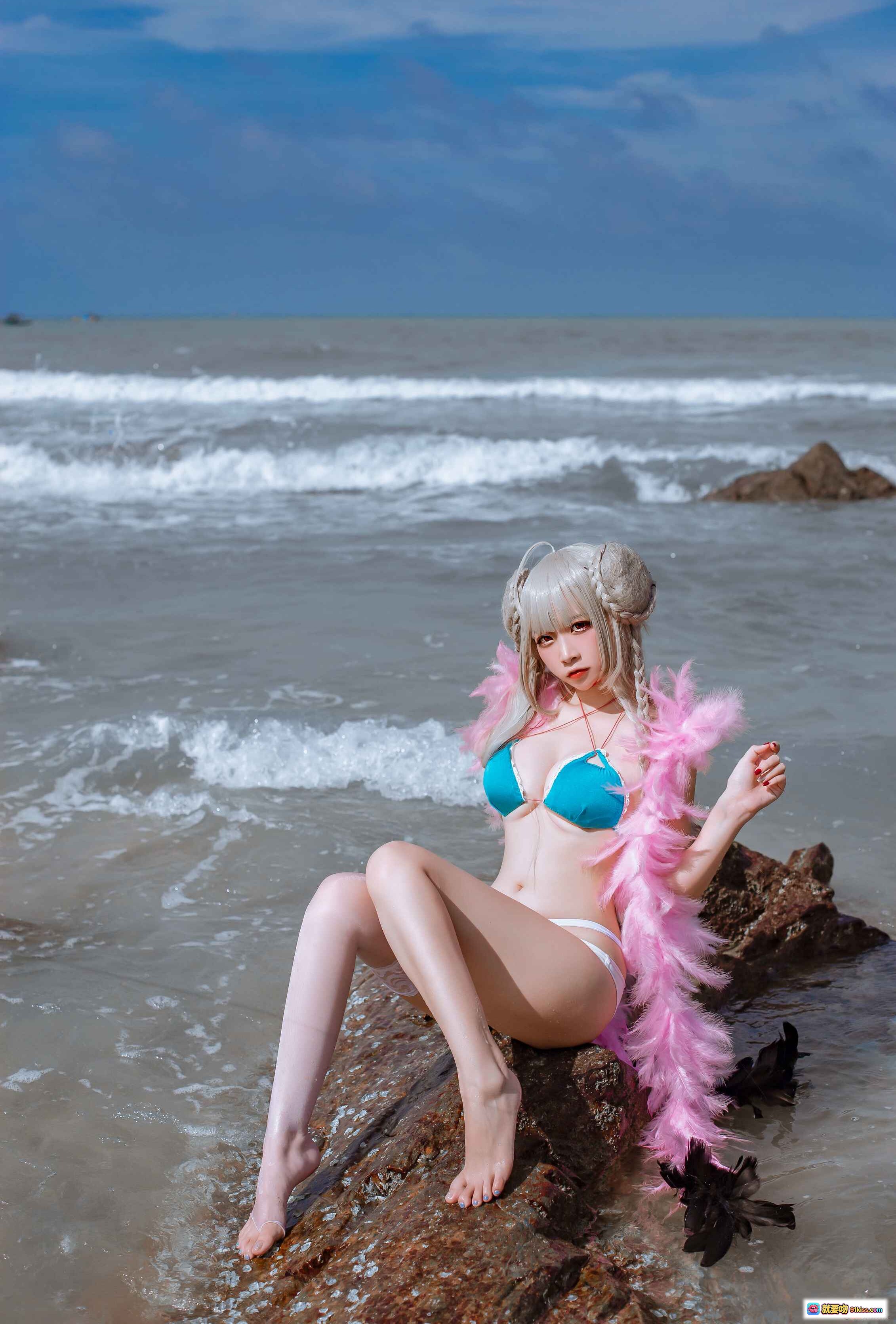 图片[2] - 二佐Nisa NO.087 碧蓝可畏泳装Cosplay 海边岩石坐姿 白发双丸子头 粉色羽毛装饰 蓝色比基尼 清新海景写真 - 就要吻