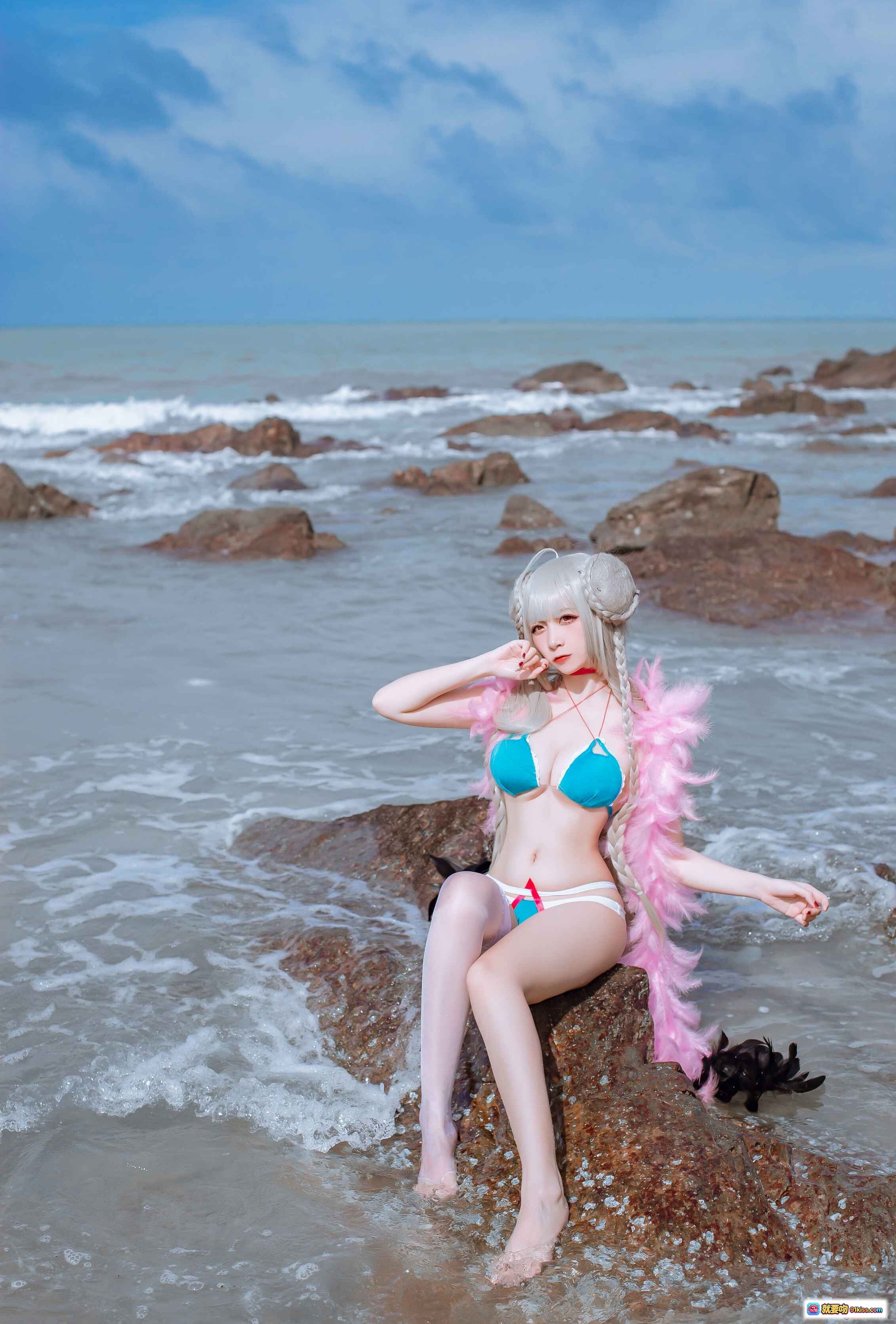 图片[7] - 二佐Nisa NO.087 碧蓝可畏泳装Cosplay 海边岩石坐姿 白发双丸子头 粉色羽毛装饰 蓝色比基尼 清新海景写真 - 就要吻