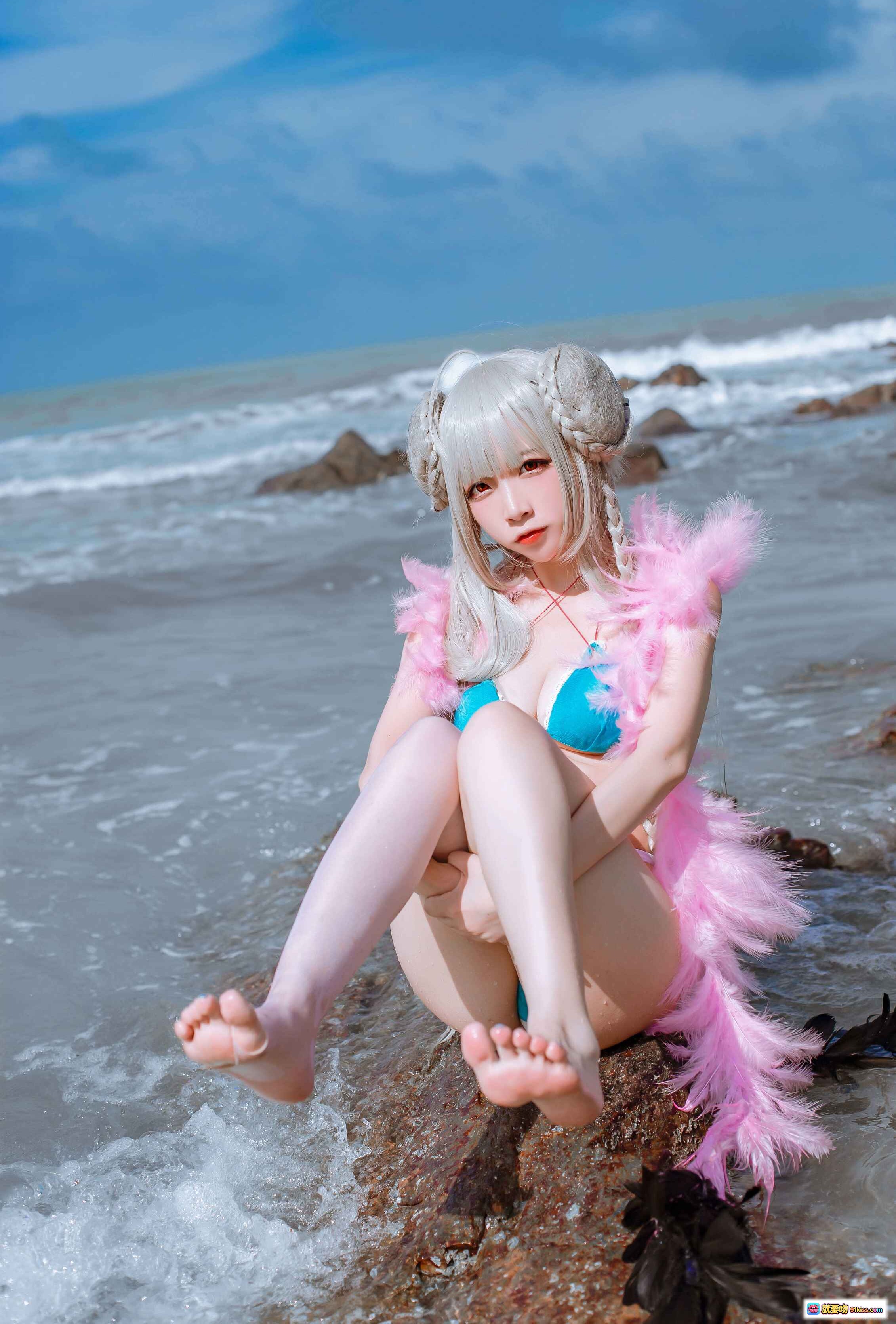 图片[1] - 二佐Nisa NO.087 碧蓝可畏泳装Cosplay 海边岩石坐姿 白发双丸子头 粉色羽毛装饰 蓝色比基尼 清新海景写真 - 就要吻