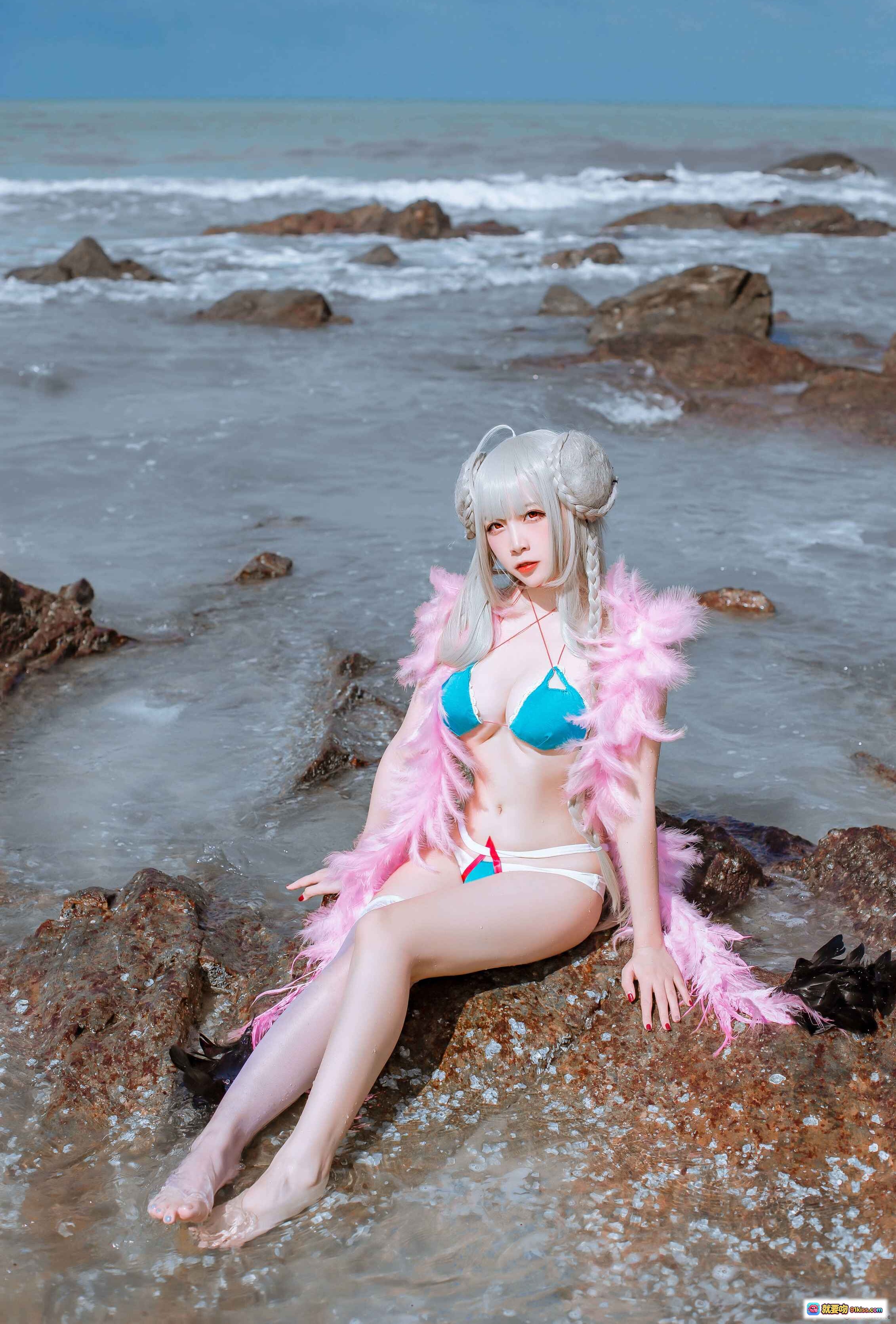 图片[3] - 二佐Nisa NO.087 碧蓝可畏泳装Cosplay 海边岩石坐姿 白发双丸子头 粉色羽毛装饰 蓝色比基尼 清新海景写真 - 就要吻