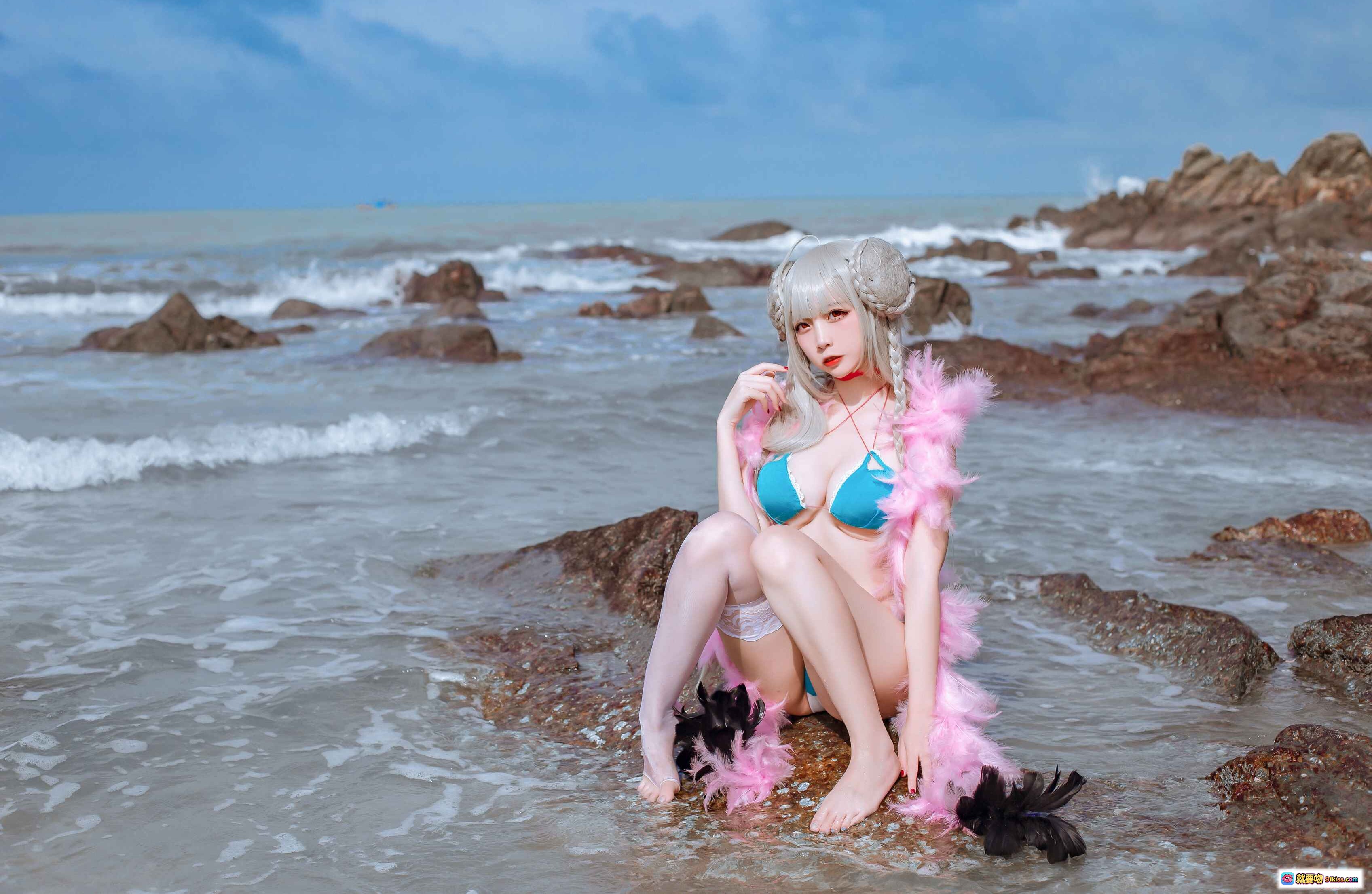 图片[4] - 二佐Nisa NO.087 碧蓝可畏泳装Cosplay 海边岩石坐姿 白发双丸子头 粉色羽毛装饰 蓝色比基尼 清新海景写真 - 就要吻