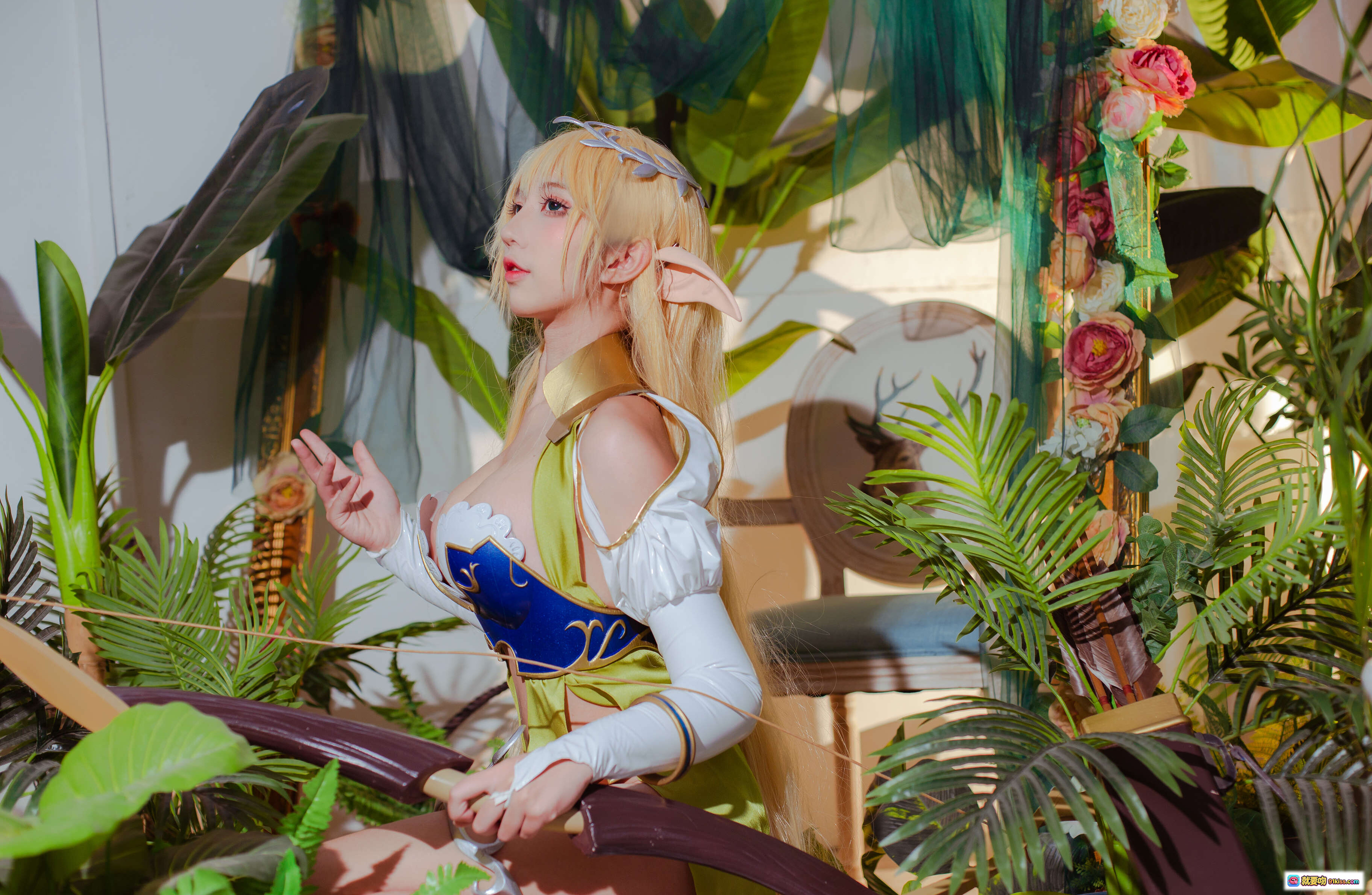 图片[2] - 九曲Jean NO.046 精灵村Cosplay写真 | 金发精灵耳少女 | 蓝白绿系奇幻服饰 | 花环植物背景 | 77P高清图集 - 就要吻
