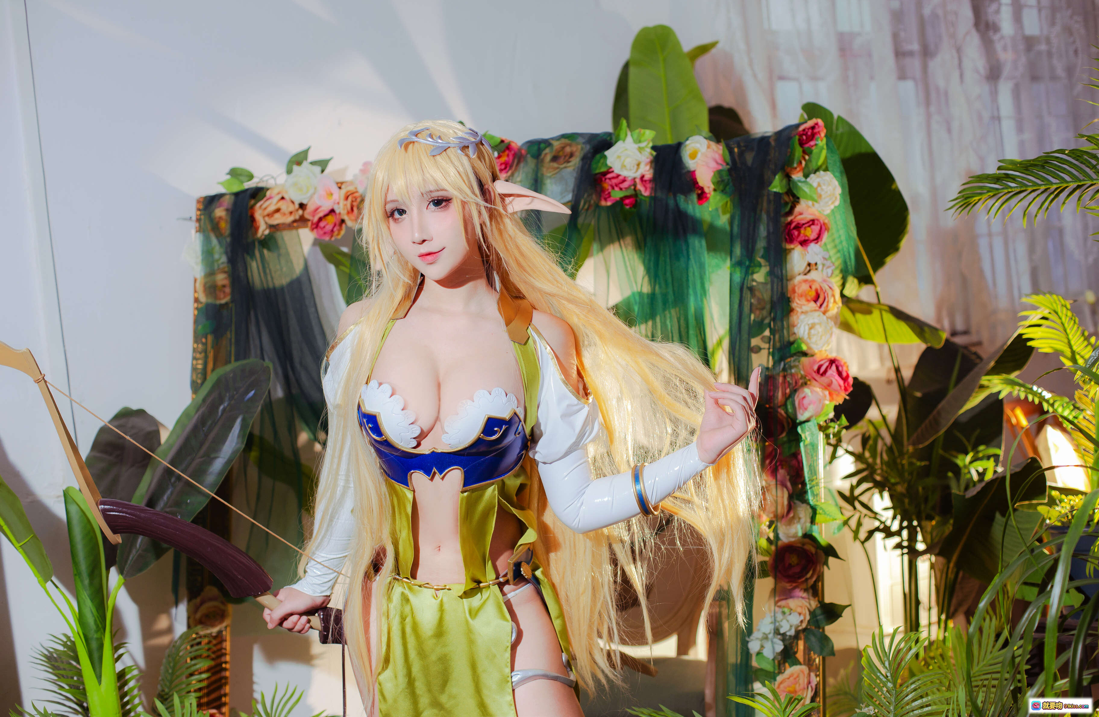 图片[1] - 九曲Jean NO.046 精灵村Cosplay写真 | 金发精灵耳少女 | 蓝白绿系奇幻服饰 | 花环植物背景 | 77P高清图集 - 就要吻