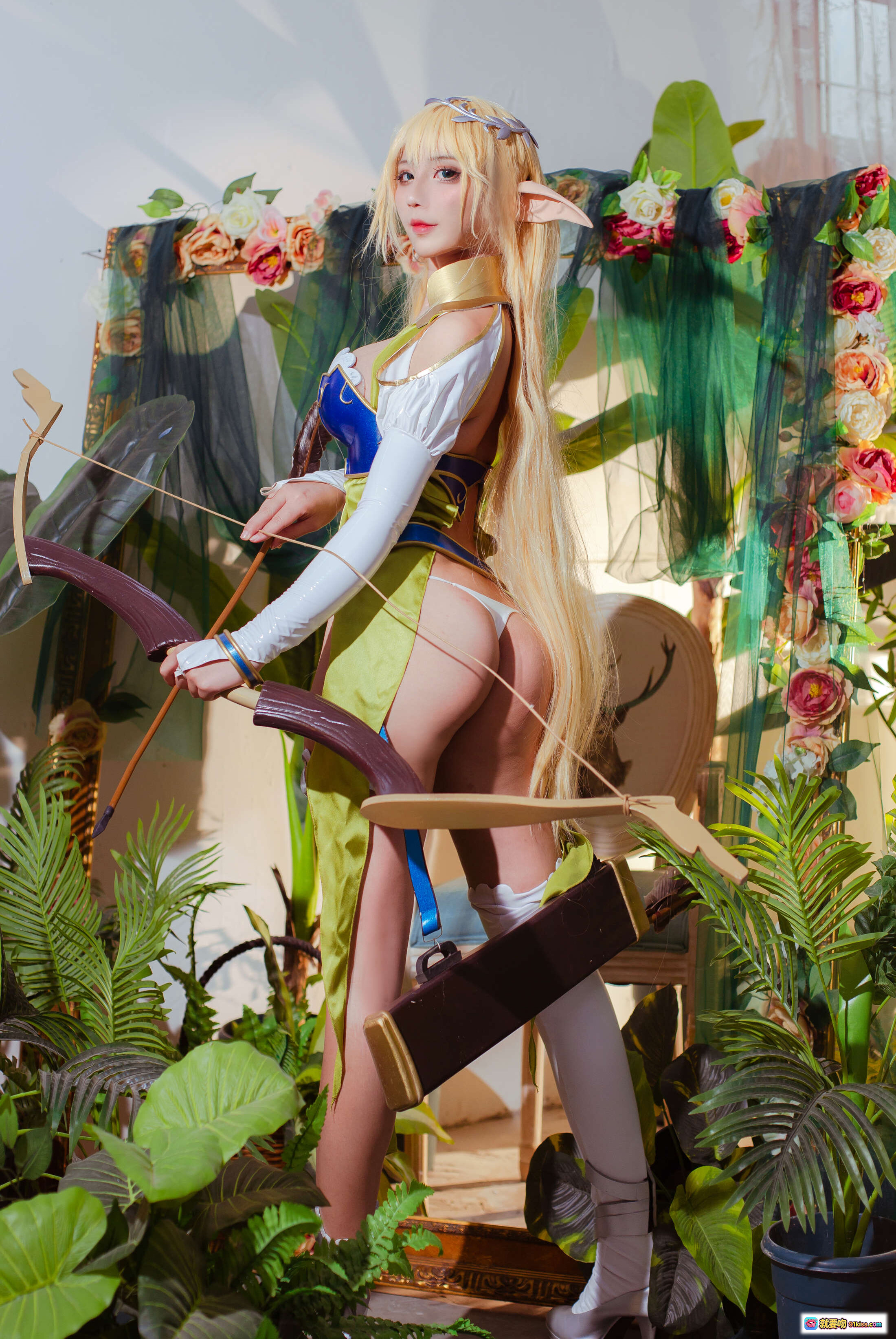 图片[5] - 九曲Jean NO.046 精灵村Cosplay写真 | 金发精灵耳少女 | 蓝白绿系奇幻服饰 | 花环植物背景 | 77P高清图集 - 就要吻