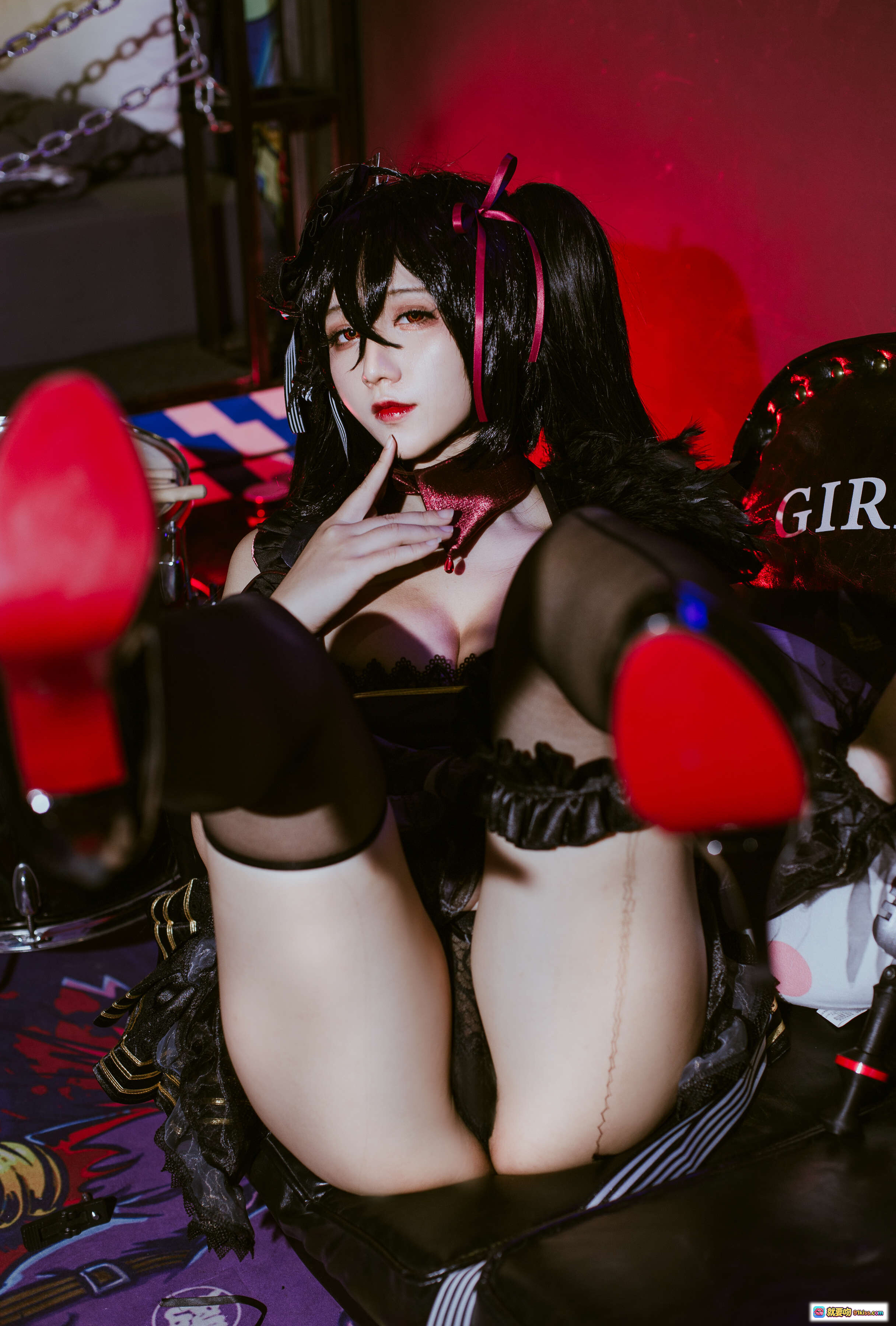 图片[6] - 九曲Jean NO.040 大凤打歌服 Cosplay写真｜黑红哥特风舞台装｜蕾丝吊带裙｜鼓组背景｜霓虹灯氛围｜精致头饰与手套搭配 - 就要吻