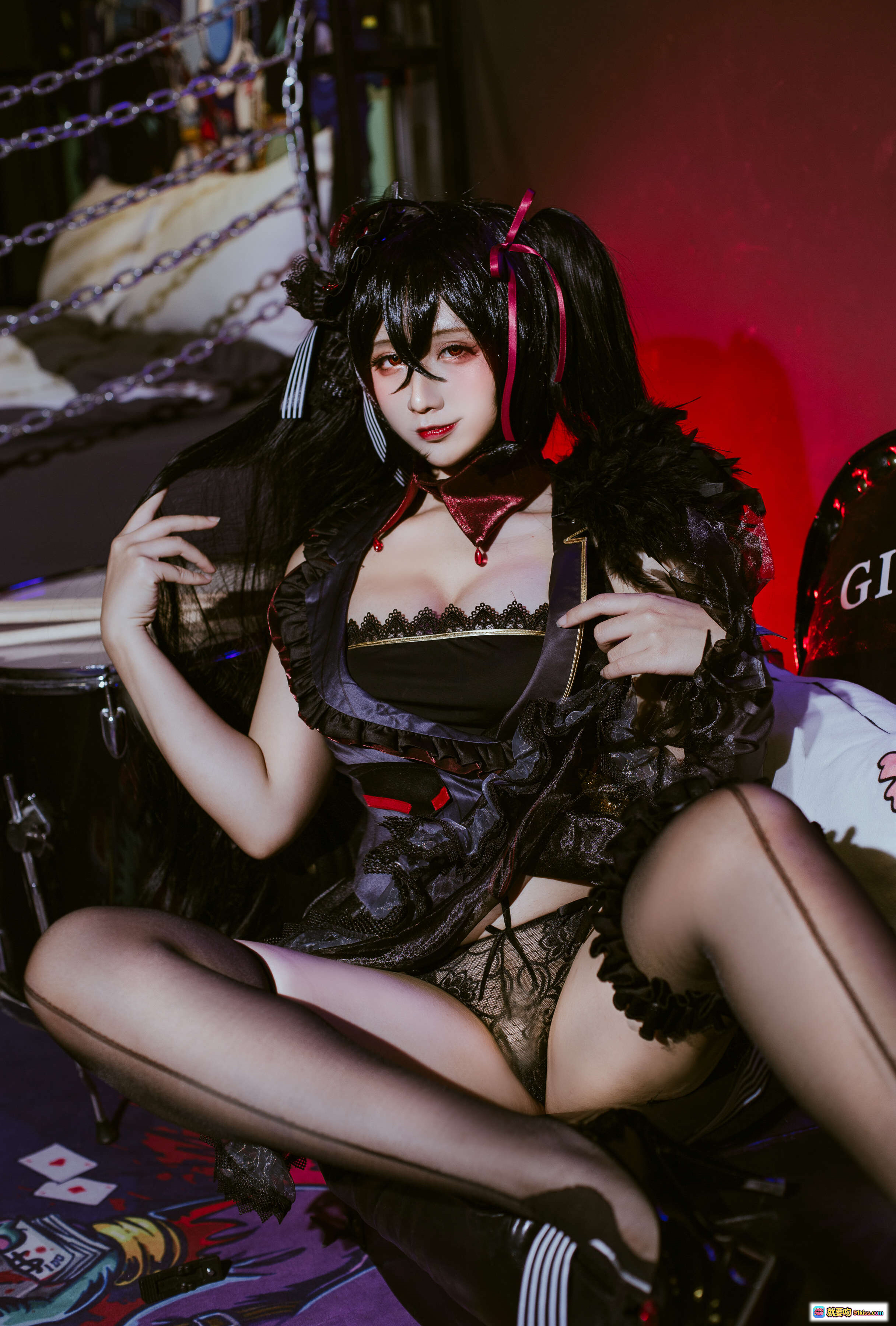 图片[7] - 九曲Jean NO.040 大凤打歌服 Cosplay写真｜黑红哥特风舞台装｜蕾丝吊带裙｜鼓组背景｜霓虹灯氛围｜精致头饰与手套搭配 - 就要吻