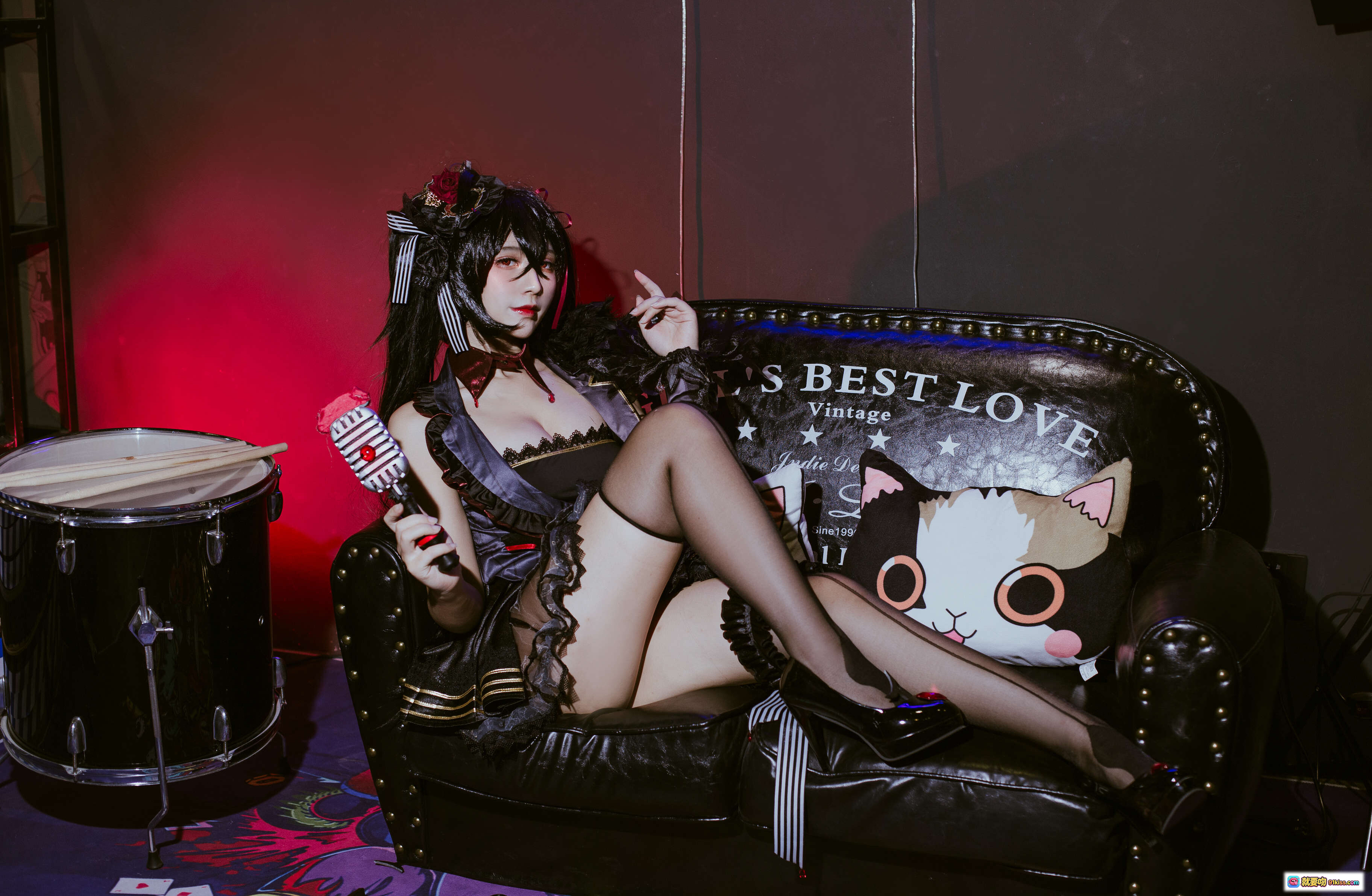 图片[2] - 九曲Jean NO.040 大凤打歌服 Cosplay写真｜黑红哥特风舞台装｜蕾丝吊带裙｜鼓组背景｜霓虹灯氛围｜精致头饰与手套搭配 - 就要吻
