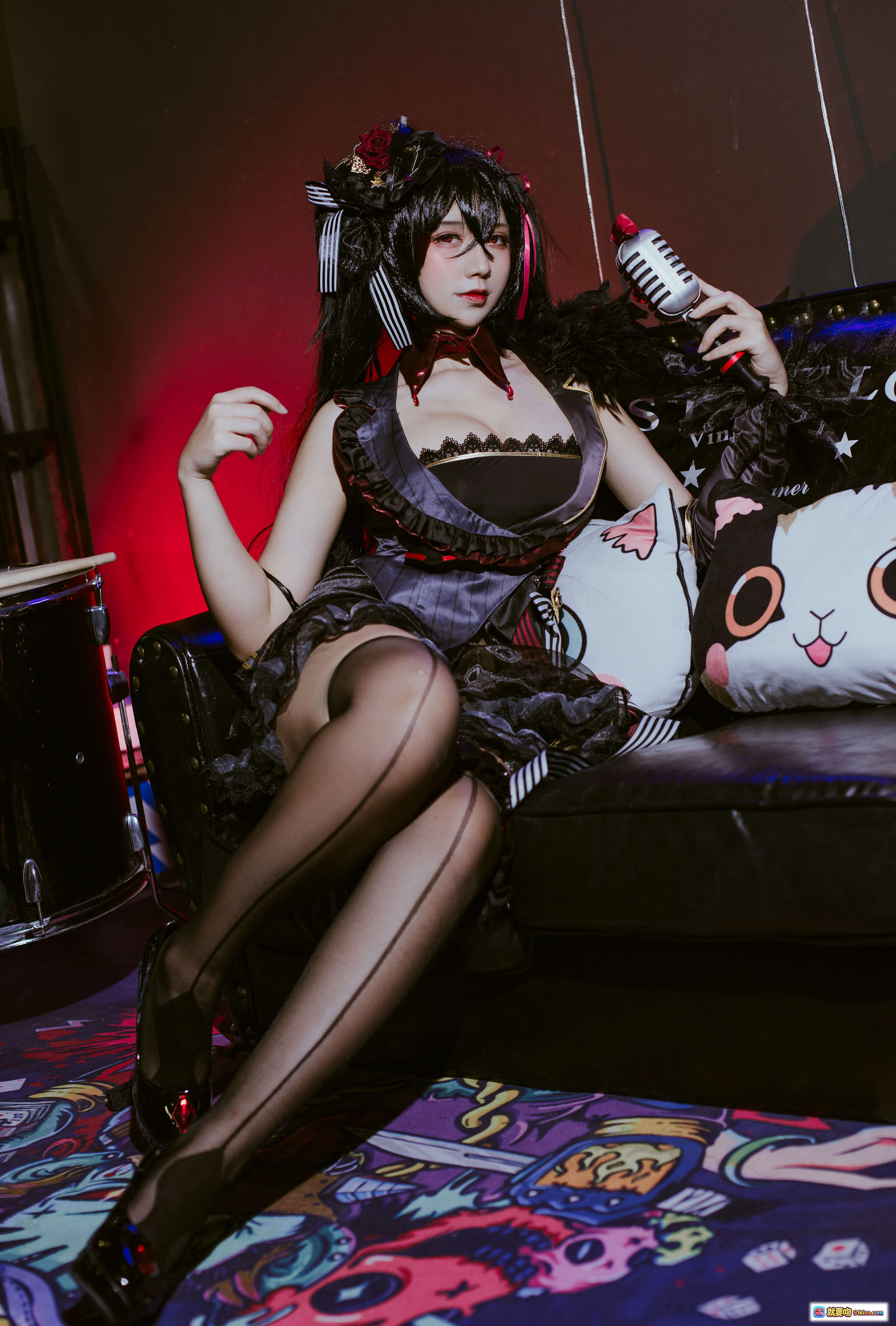 图片[5] - 九曲Jean NO.040 大凤打歌服 Cosplay写真｜黑红哥特风舞台装｜蕾丝吊带裙｜鼓组背景｜霓虹灯氛围｜精致头饰与手套搭配 - 就要吻