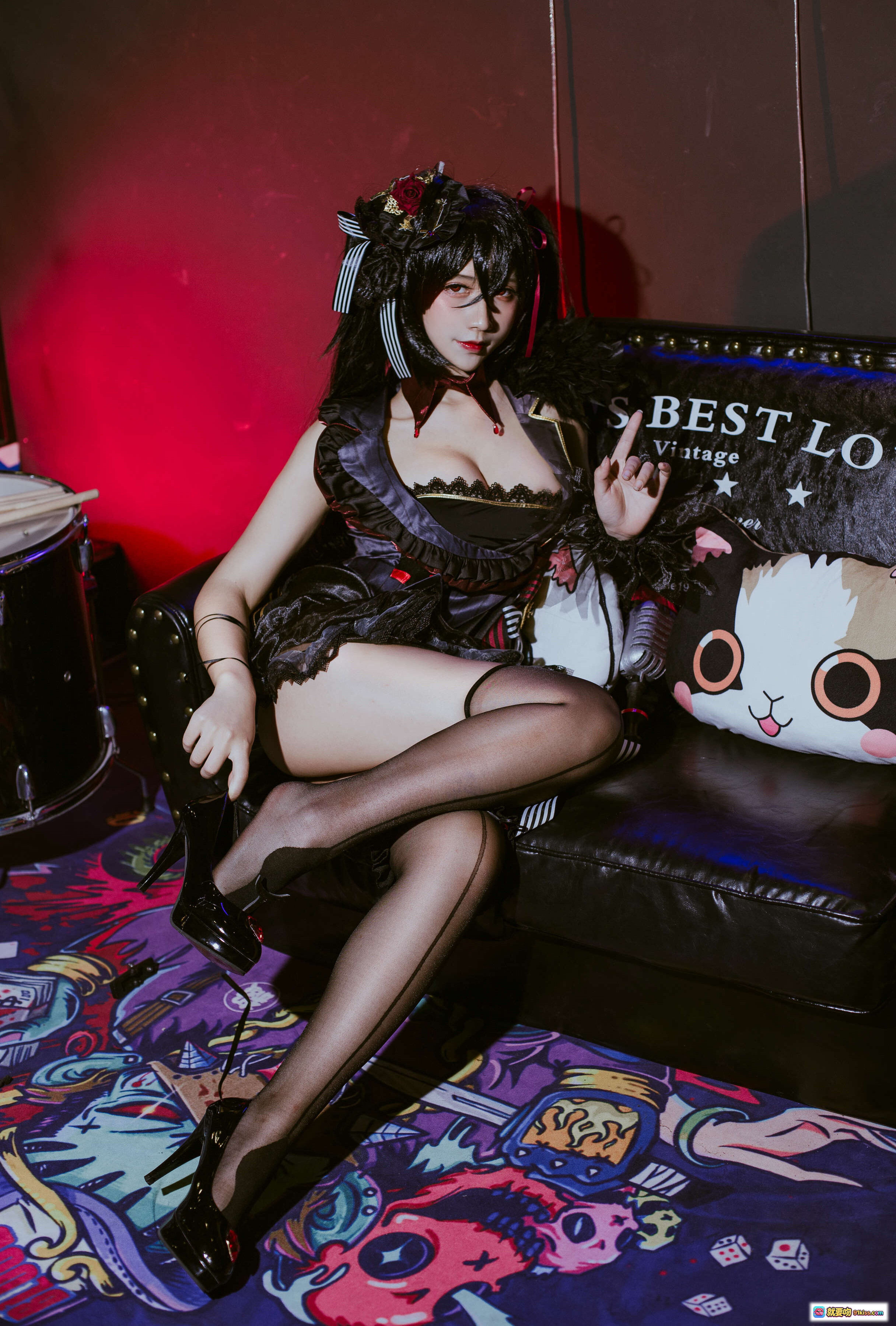 图片[9] - 九曲Jean NO.040 大凤打歌服 Cosplay写真｜黑红哥特风舞台装｜蕾丝吊带裙｜鼓组背景｜霓虹灯氛围｜精致头饰与手套搭配 - 就要吻