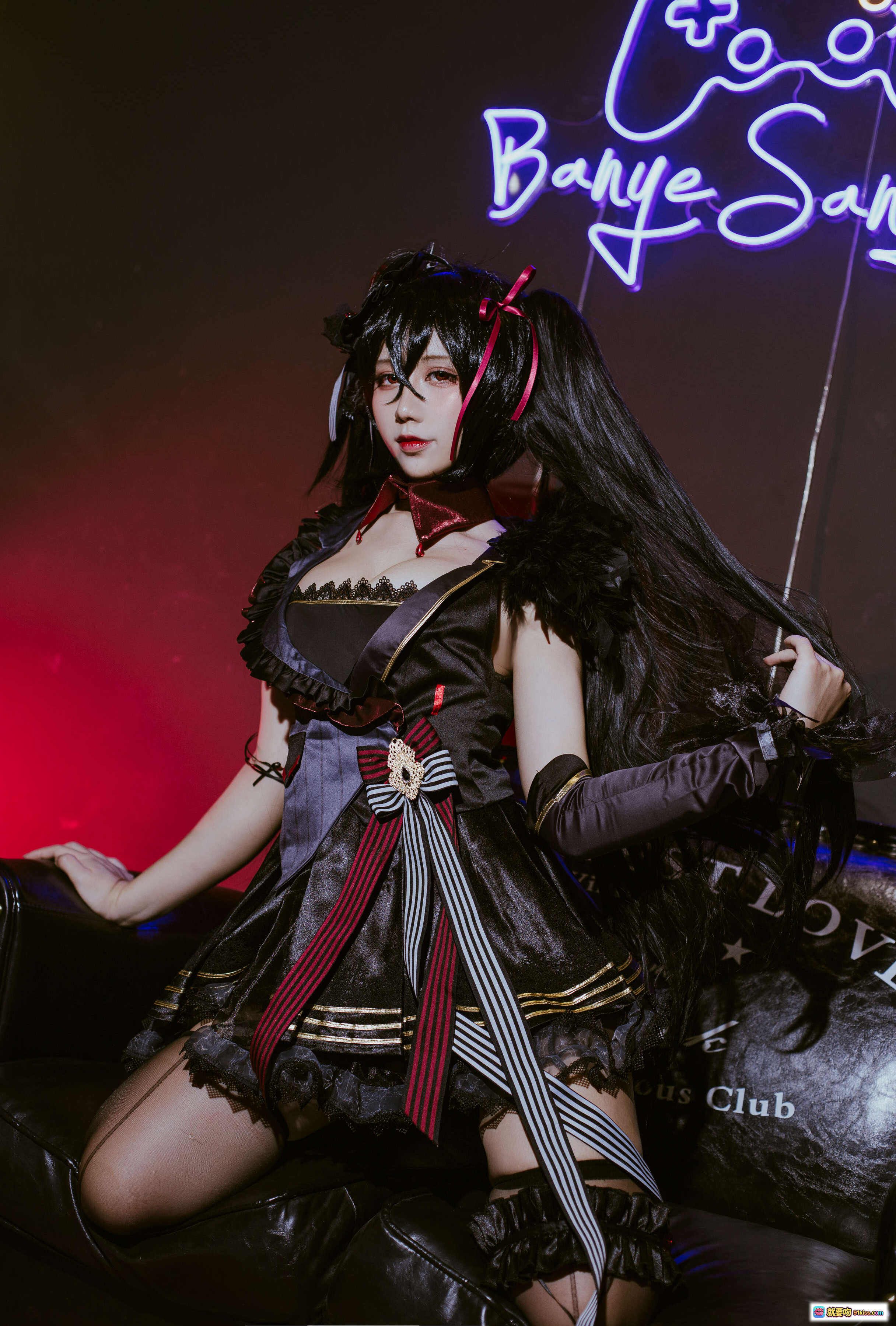 图片[8] - 九曲Jean NO.040 大凤打歌服 Cosplay写真｜黑红哥特风舞台装｜蕾丝吊带裙｜鼓组背景｜霓虹灯氛围｜精致头饰与手套搭配 - 就要吻