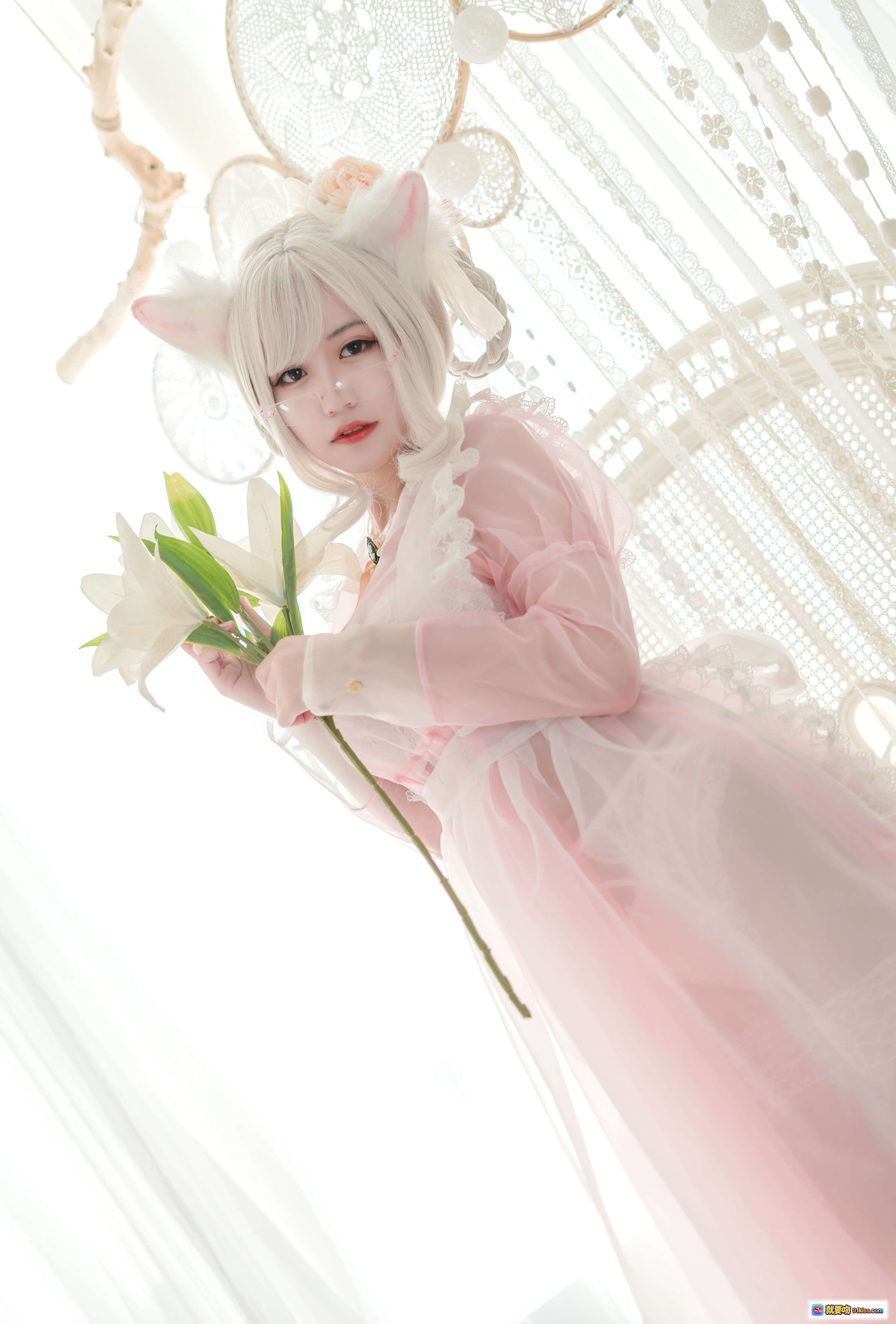 小仓千代cos透明女仆粉色裙装 白发猫耳手持百合花 甜美梦幻写真集 - 就要吻